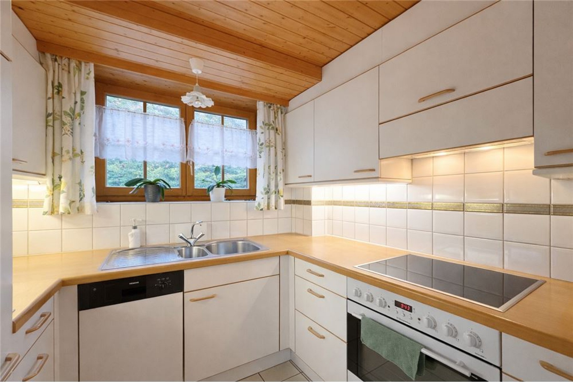 Helle Einbauküche mit Holzdecke