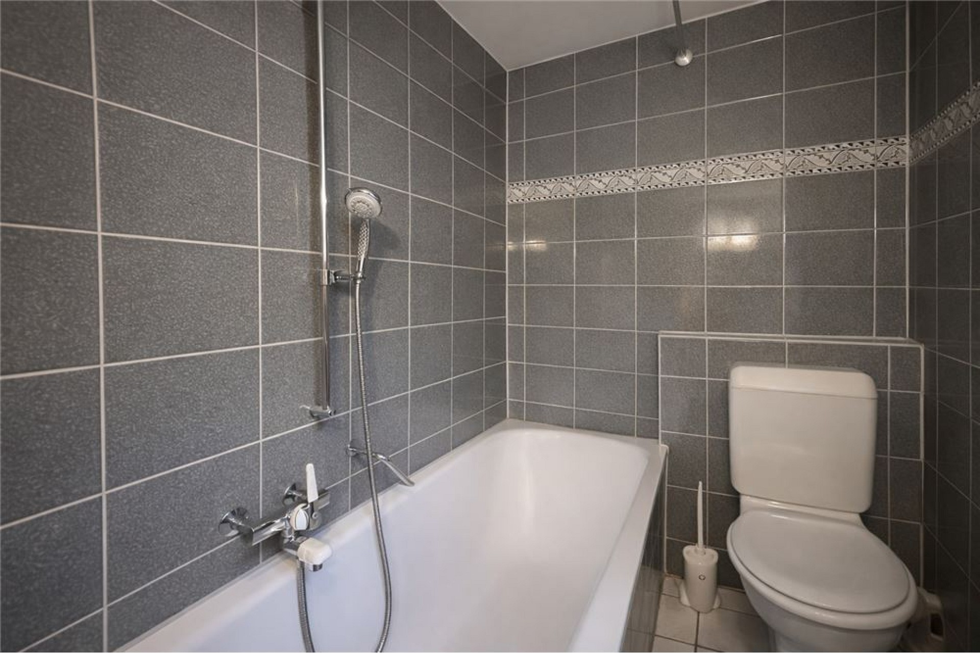 Badezimmer mit Badewanne und WC