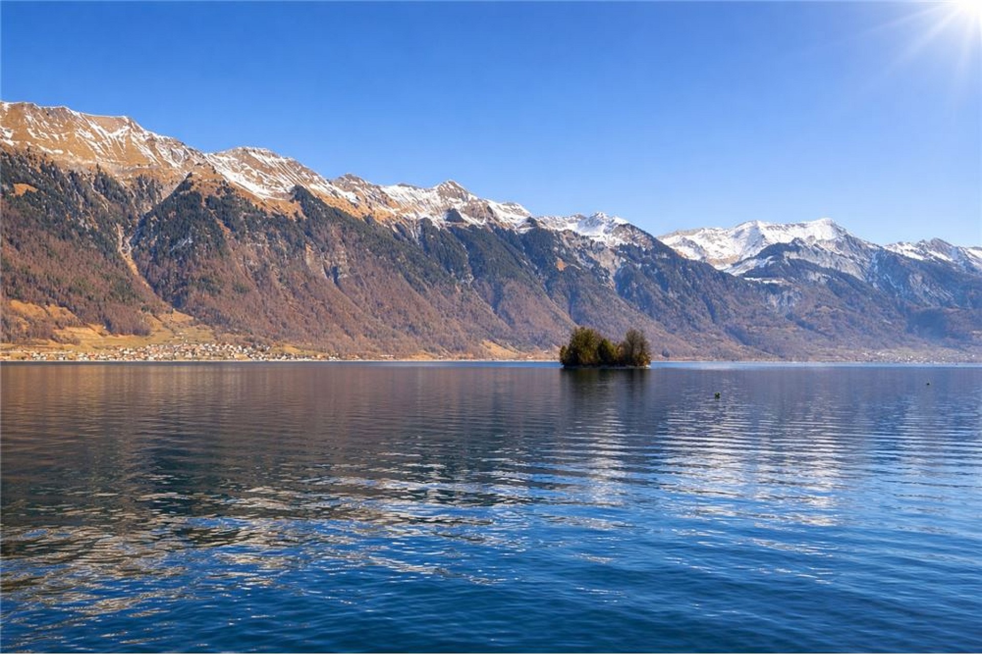 Seeblick mit Bergen