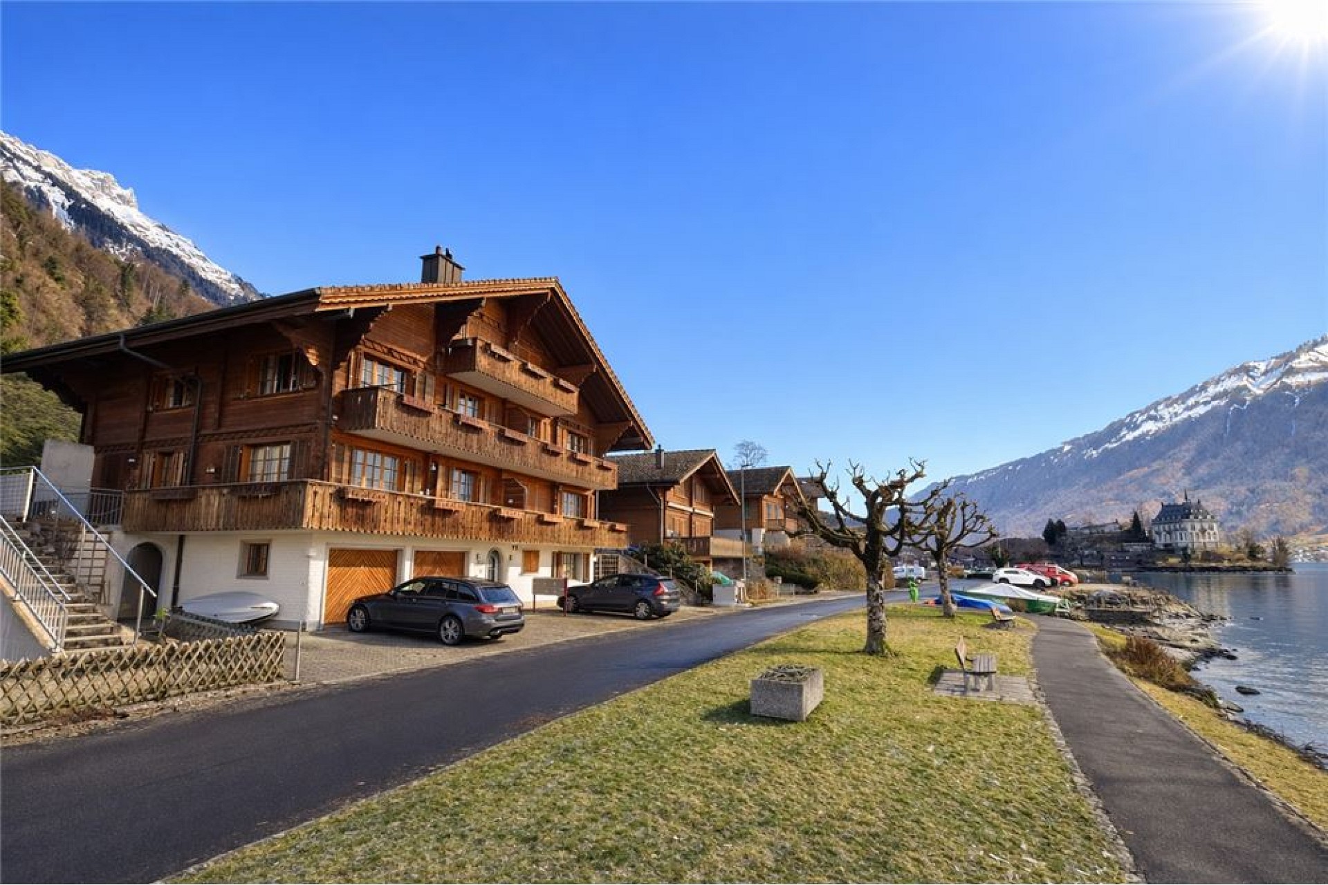 Alpenufer mit Holzchalets