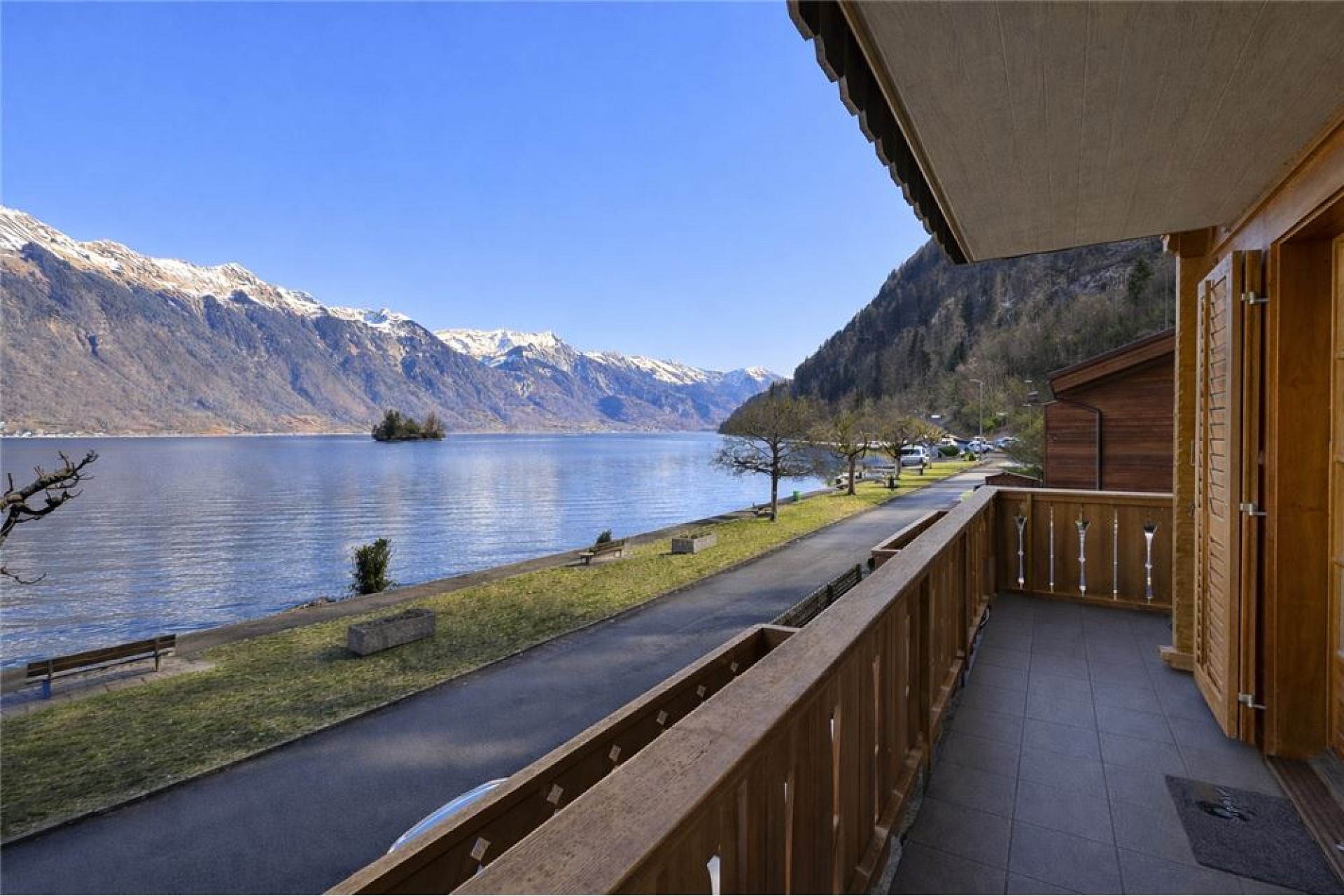 Balkon mit Seeblick und Bergpanorama