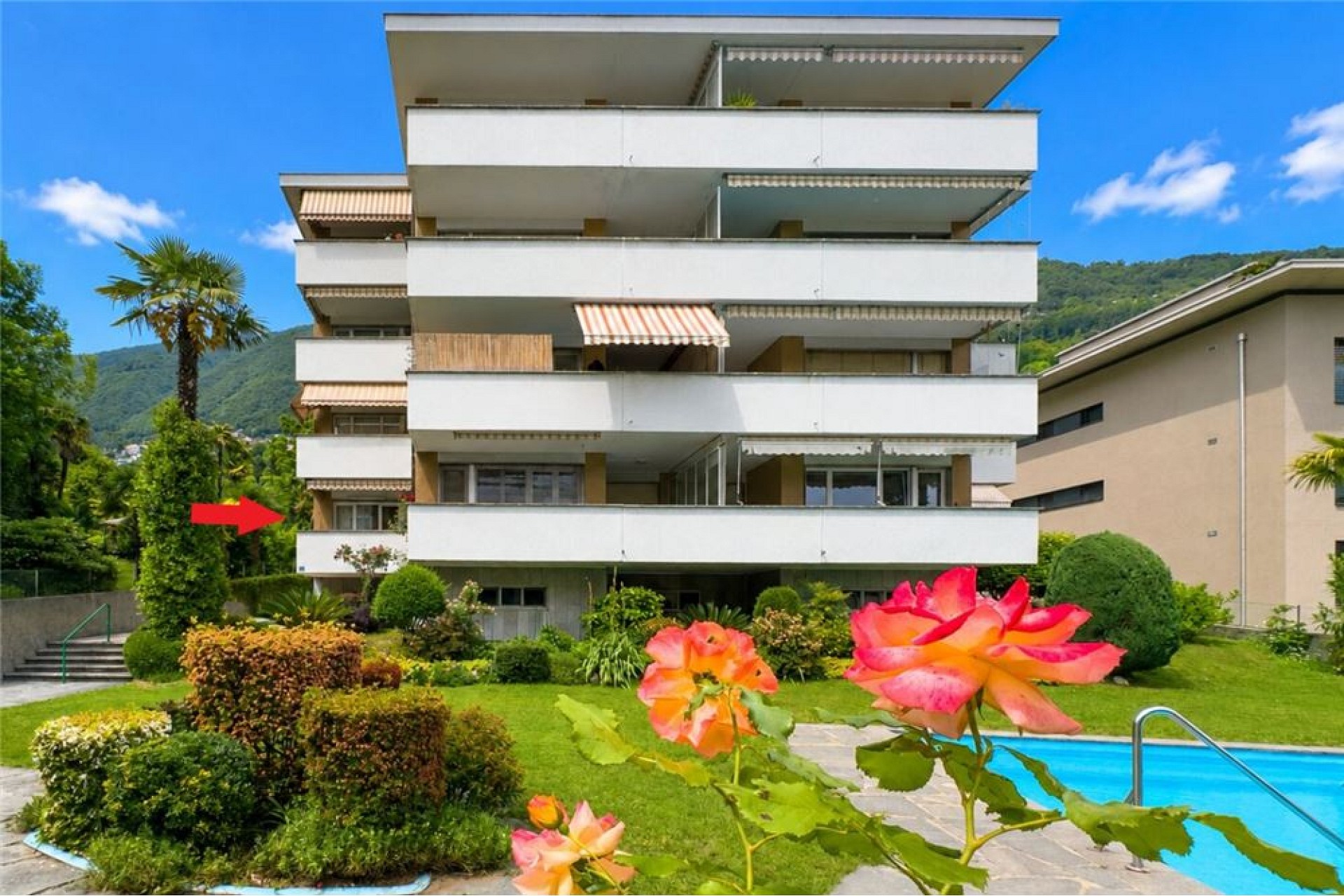 Wohngebäude mit Pool und Garten
