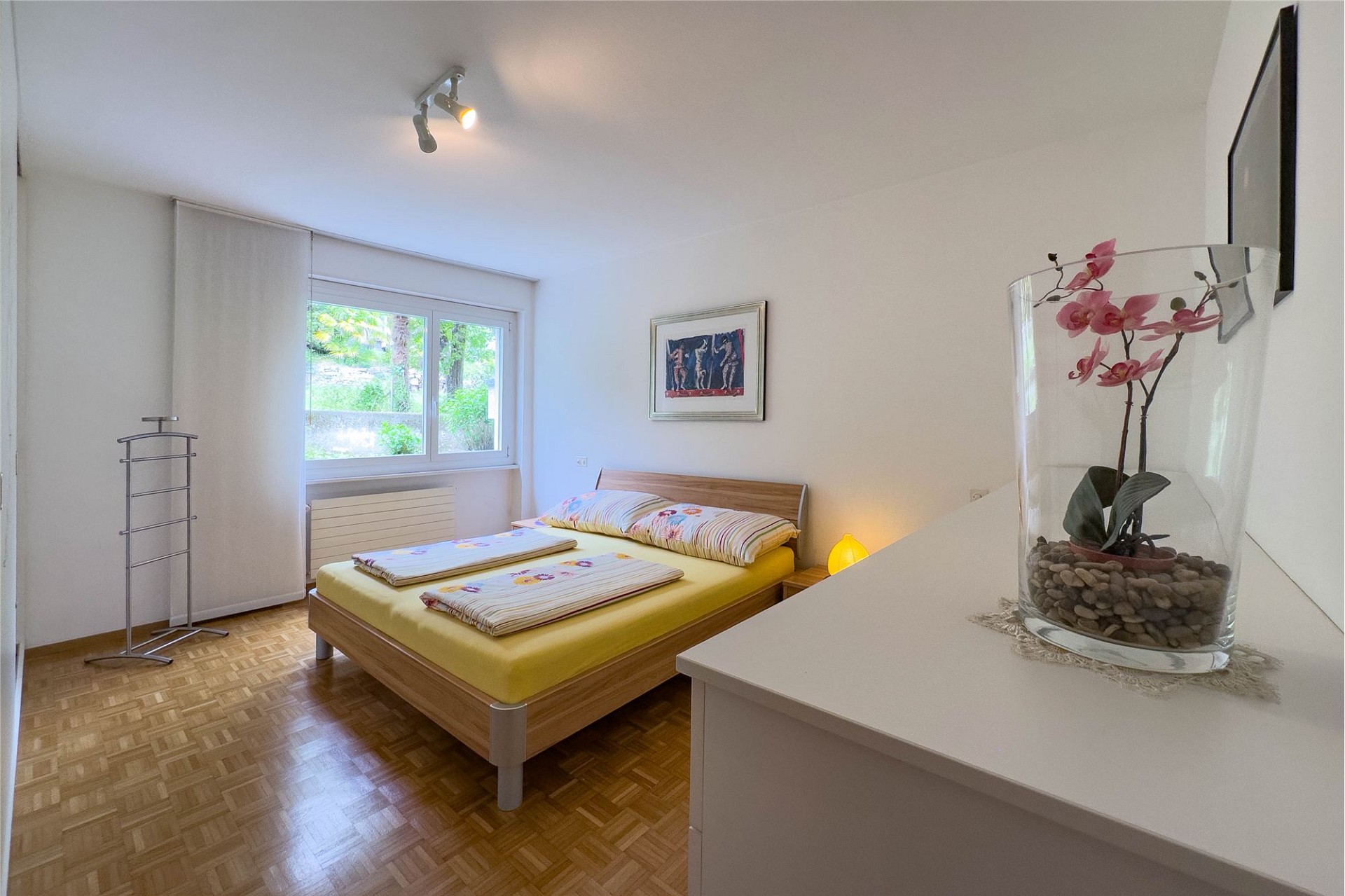 Helles Schlafzimmer mit Parkettboden
