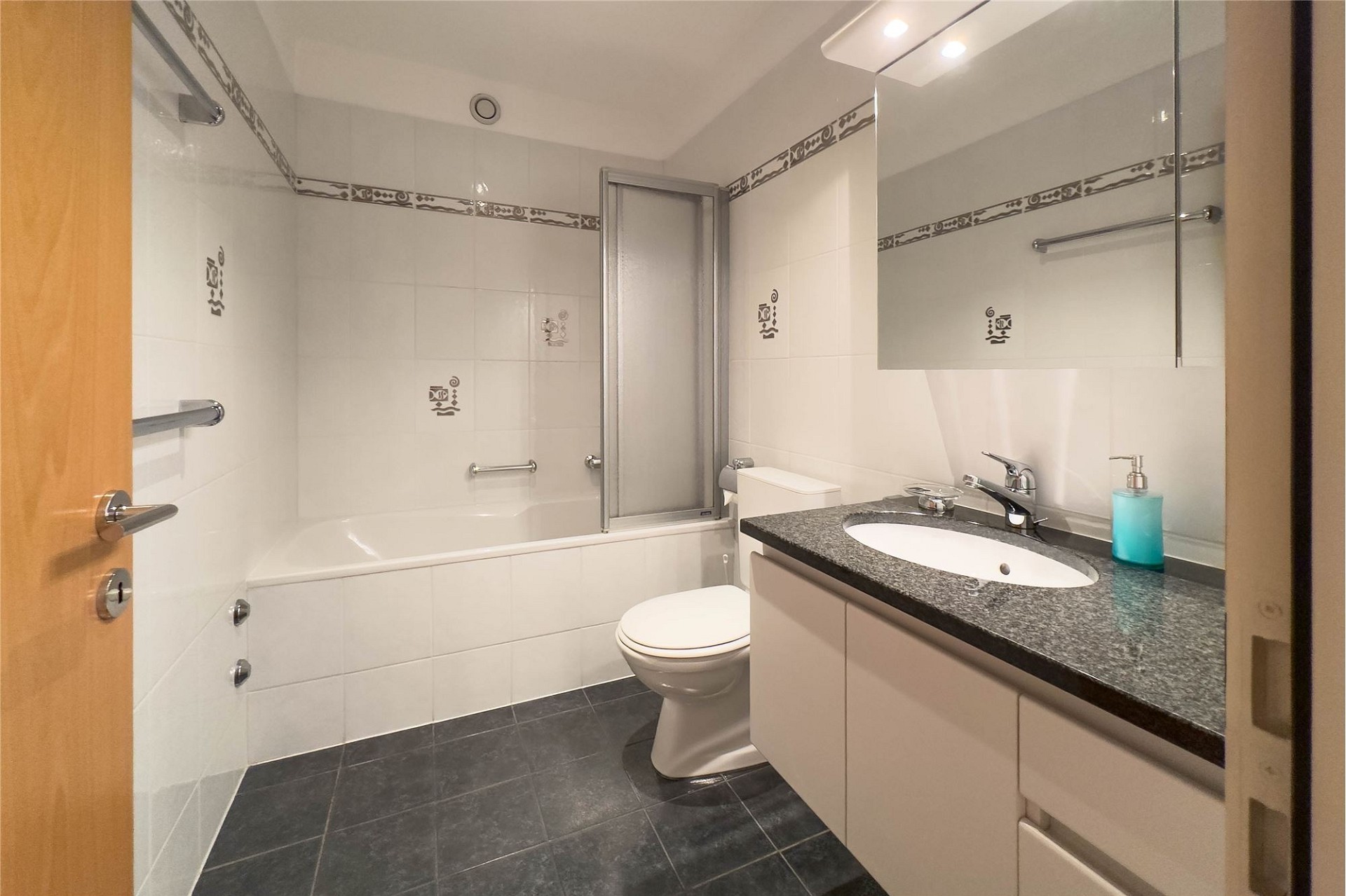 Badezimmer mit Badewanne und Waschtisch