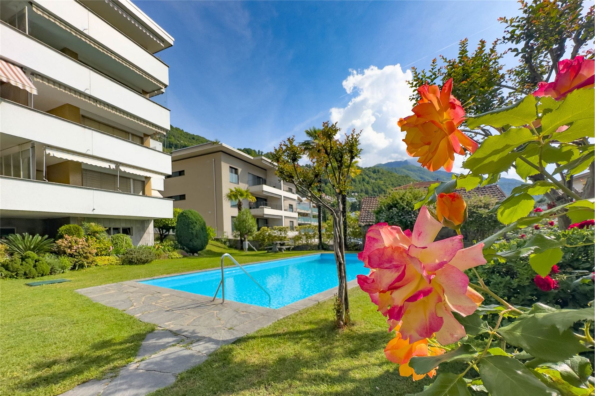 Wohnanlage mit Pool und Garten