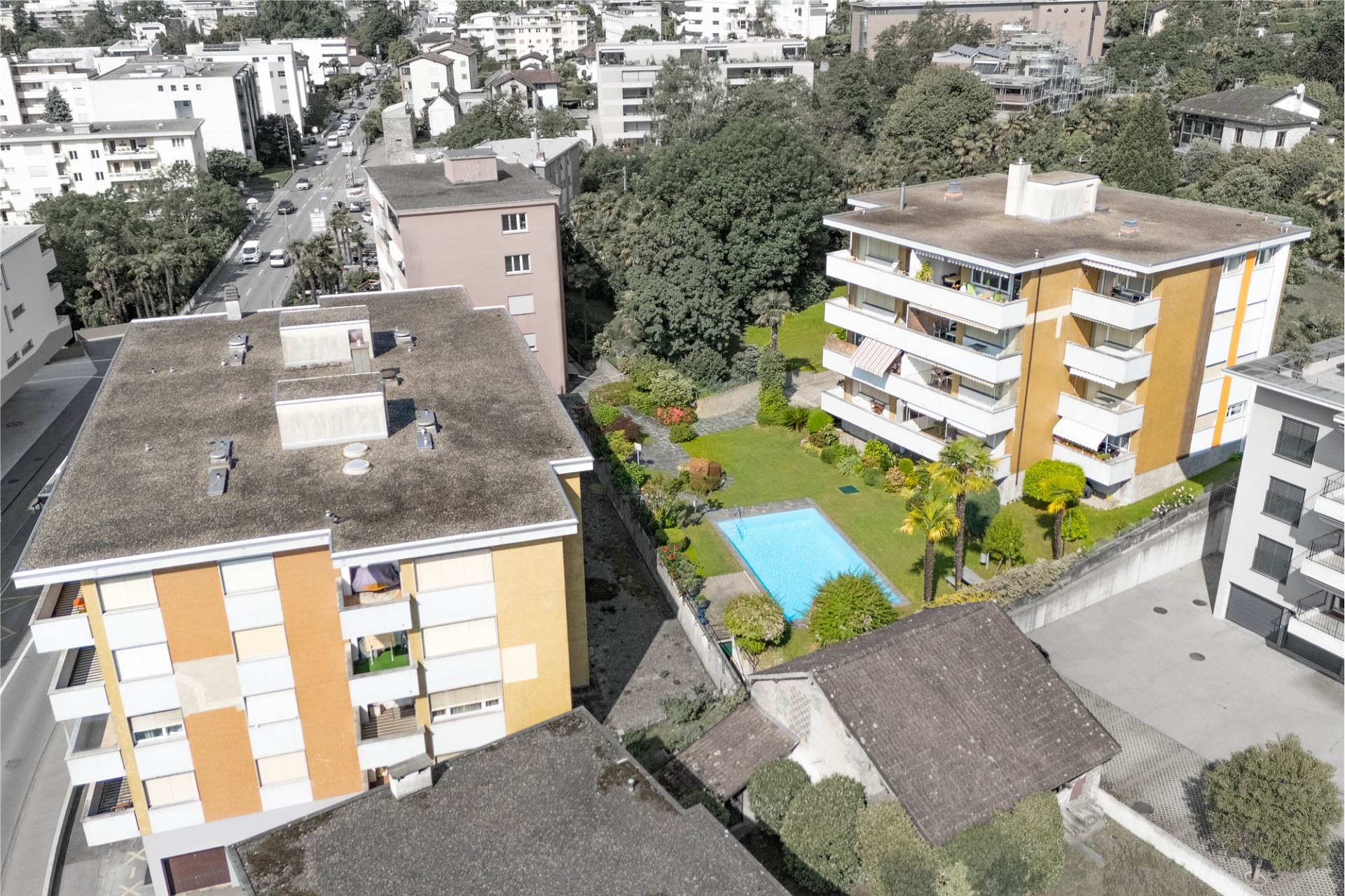 Luftaufnahme eines Wohnkomplexes mit Pool und Gartenanlage