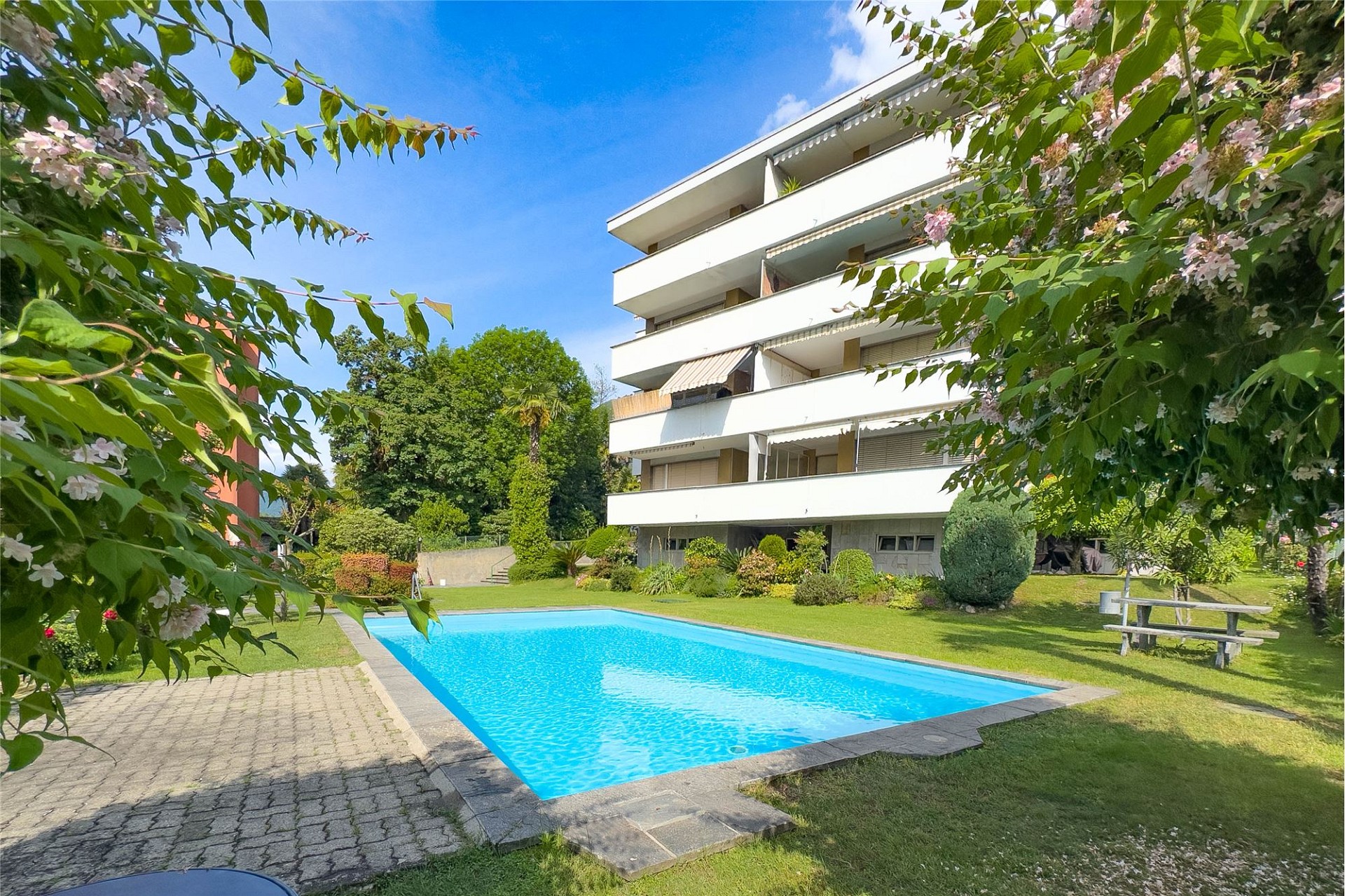 Wohnanlage mit Pool und Garten