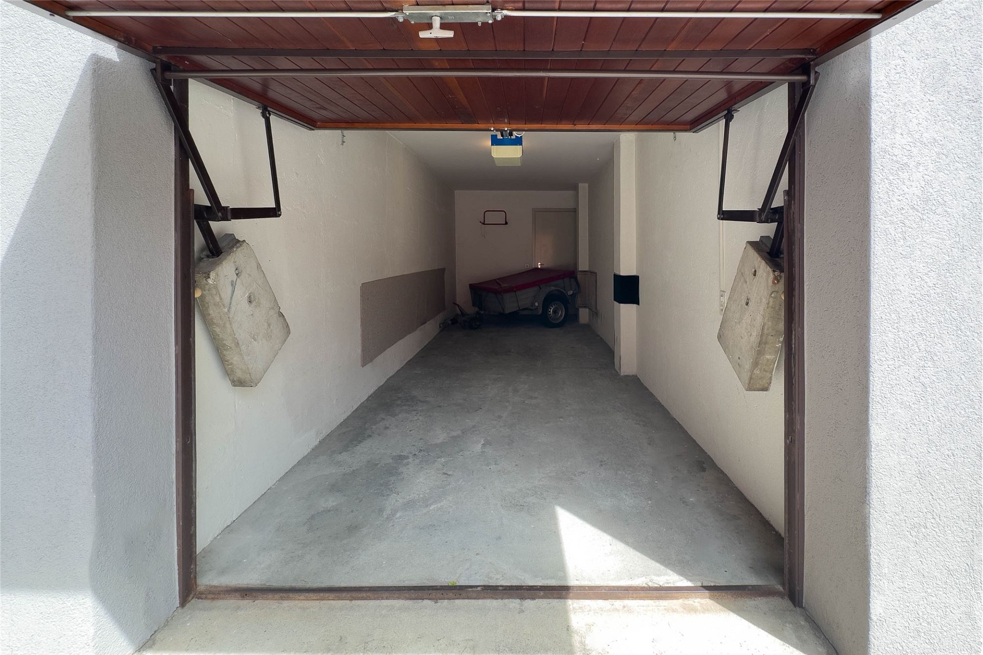 Garage mit offenem Tor