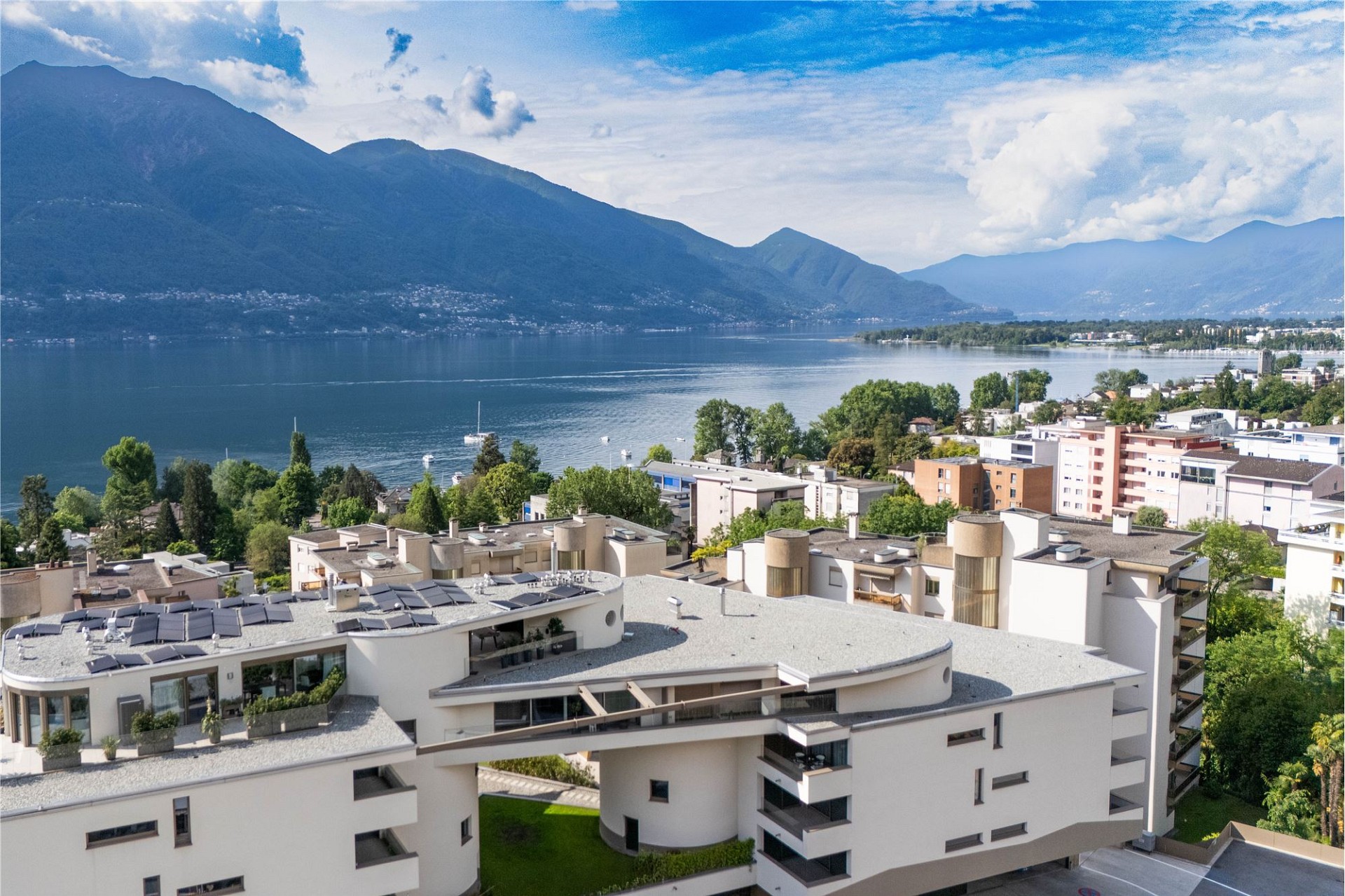 Seeblick mit moderner Wohnanlage