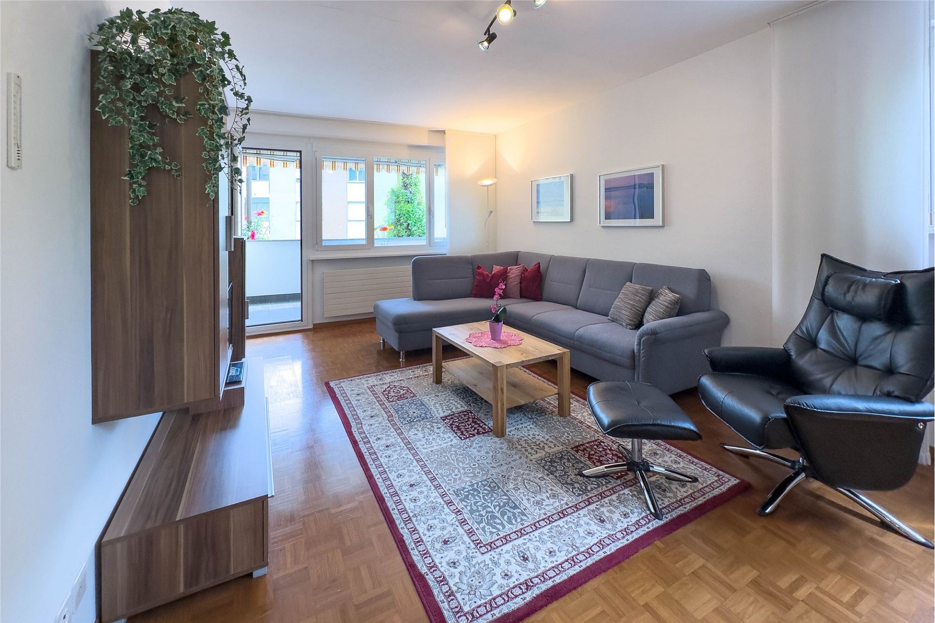 Helles Wohnzimmer mit Balkonzugang