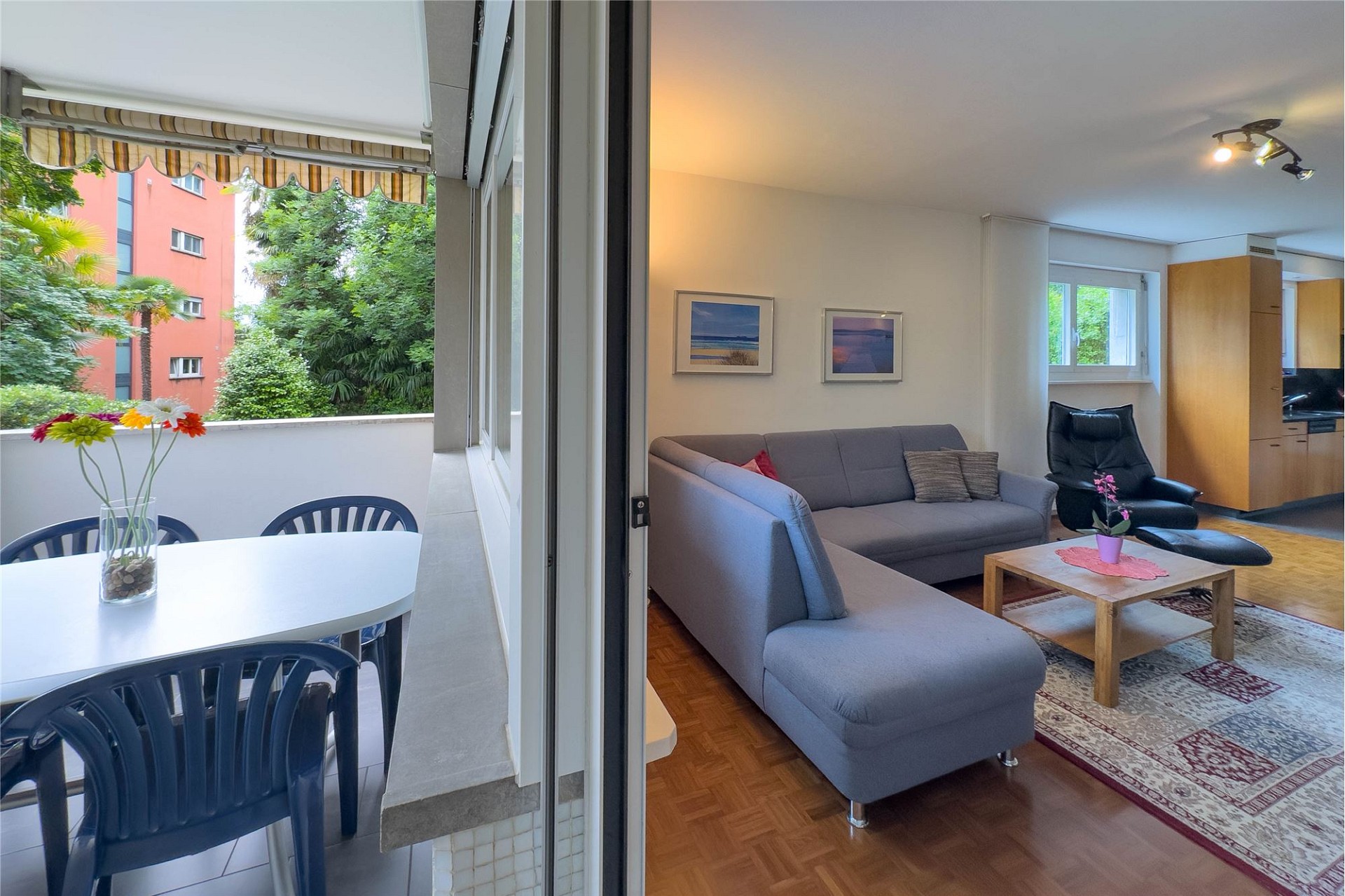 Balkon mit Blick ins grüne Umfeld und Wohnbereich mit offener Verbindung