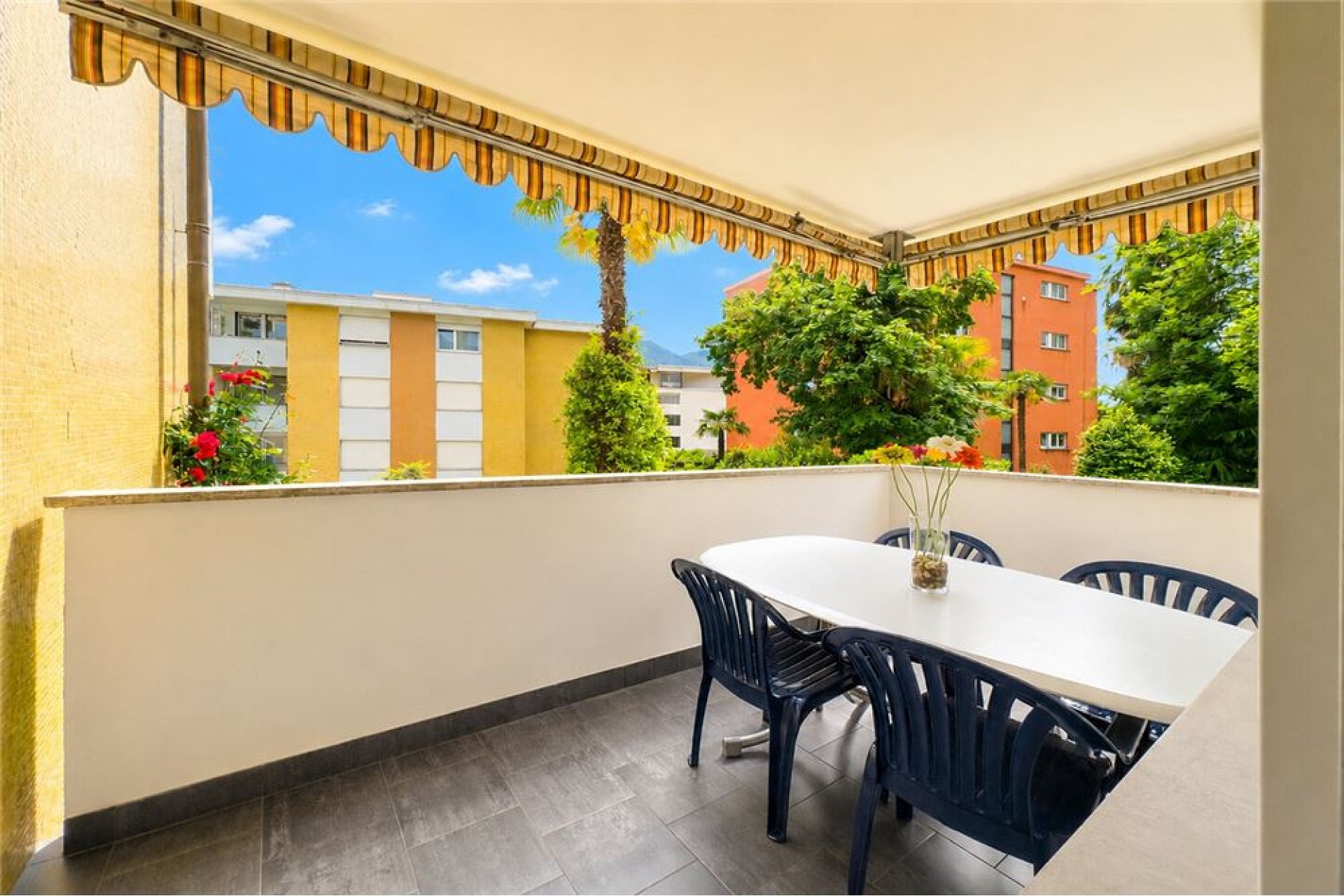 Überdachter Balkon mit Essplatz