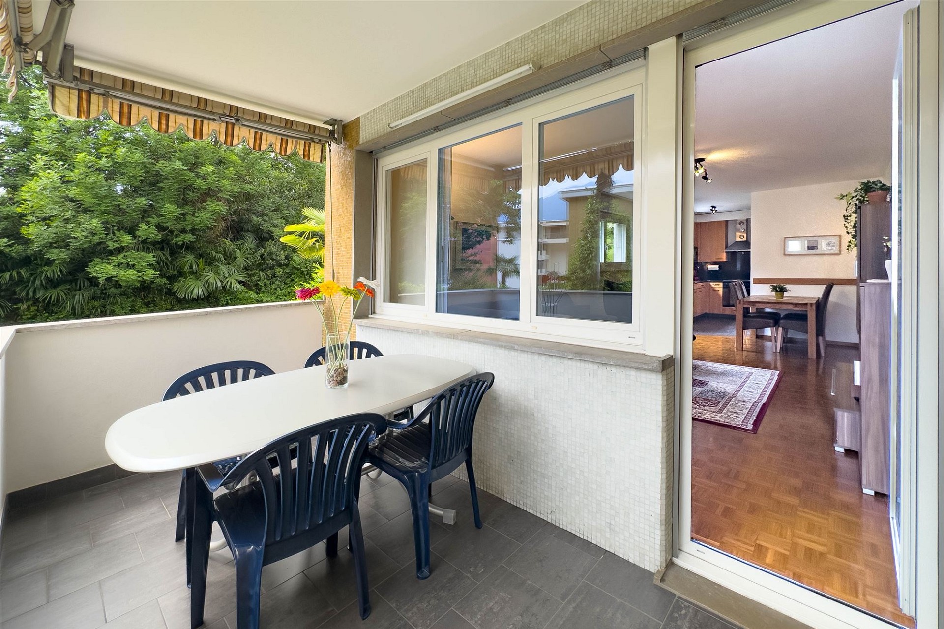 Überdachte Terrasse mit Zugang zum Wohn-/Essbereich