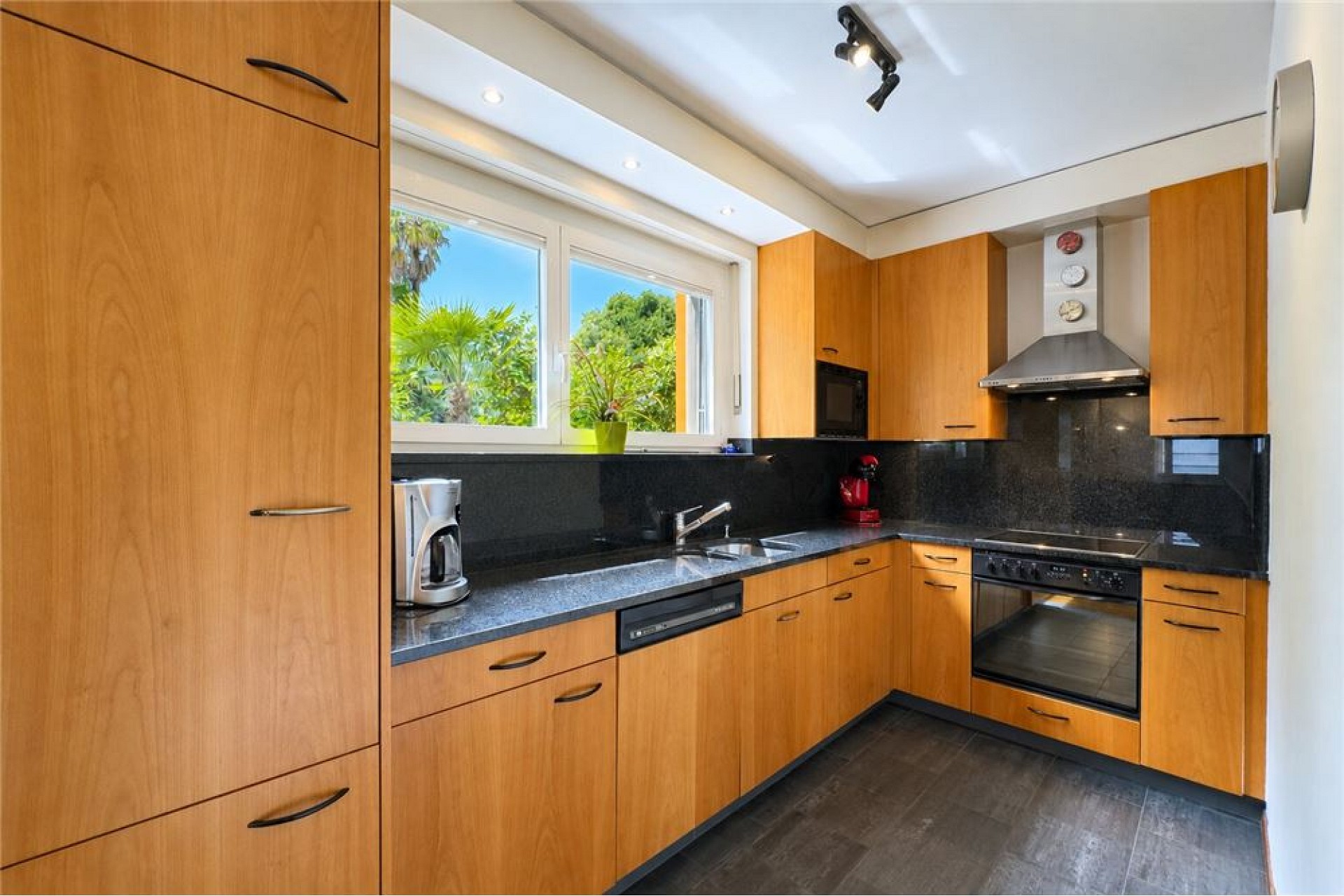 Moderne Küche mit Holzfronten