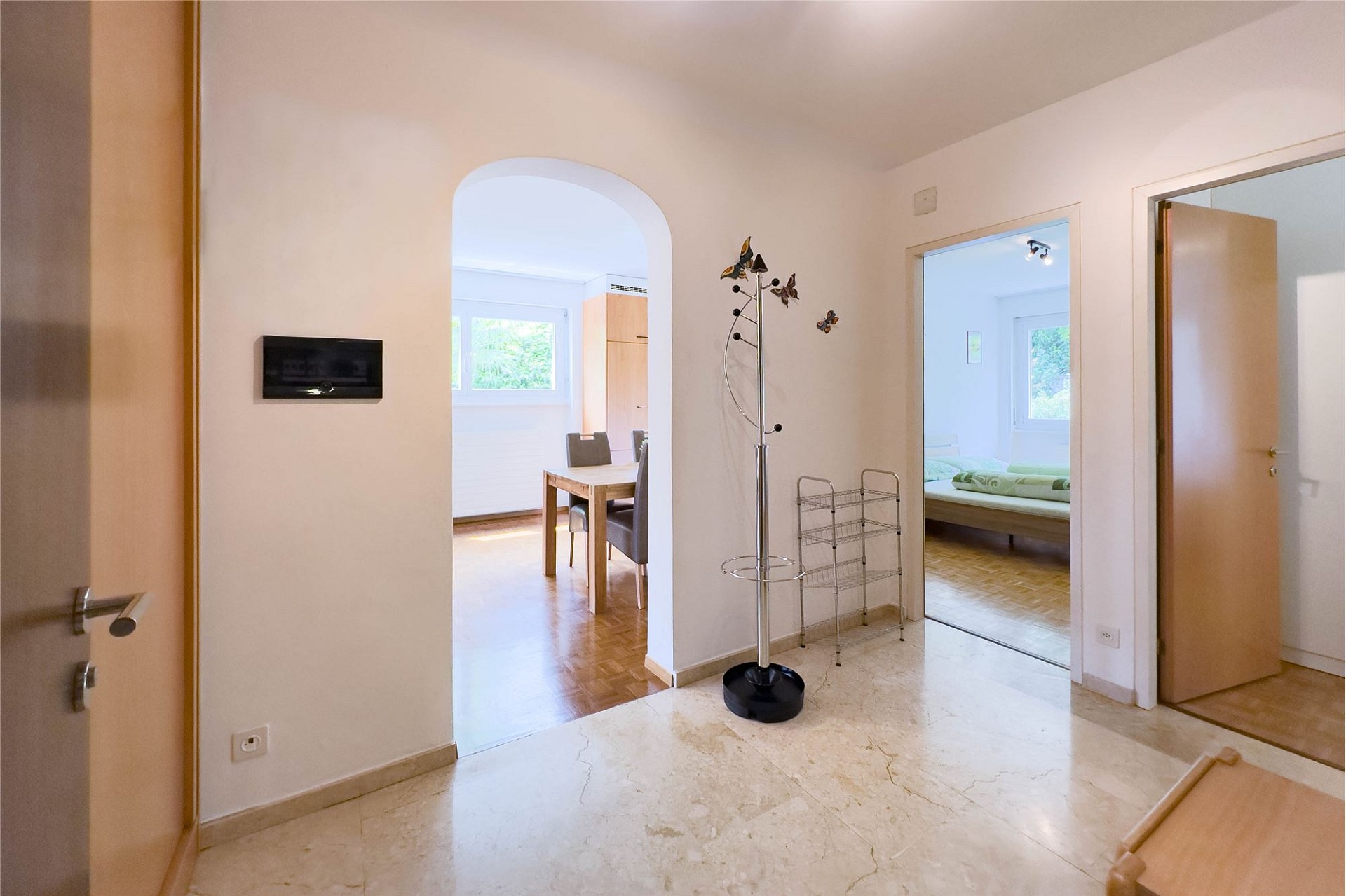 Heller Wohnungsflur mit Blick in Schlaf- und Essbereich