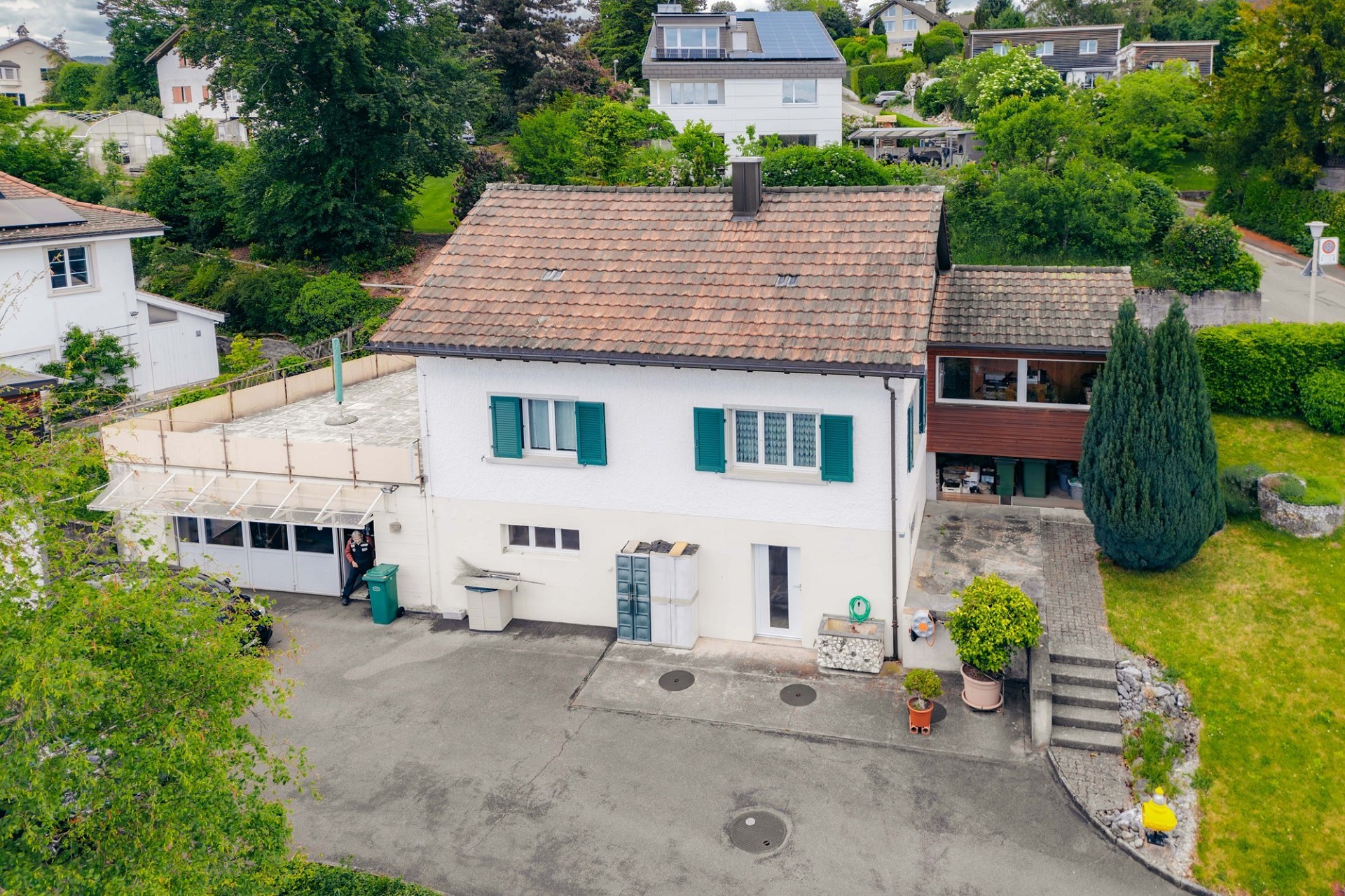 Luftaufnahme eines Einfamilienhauses mit Garten