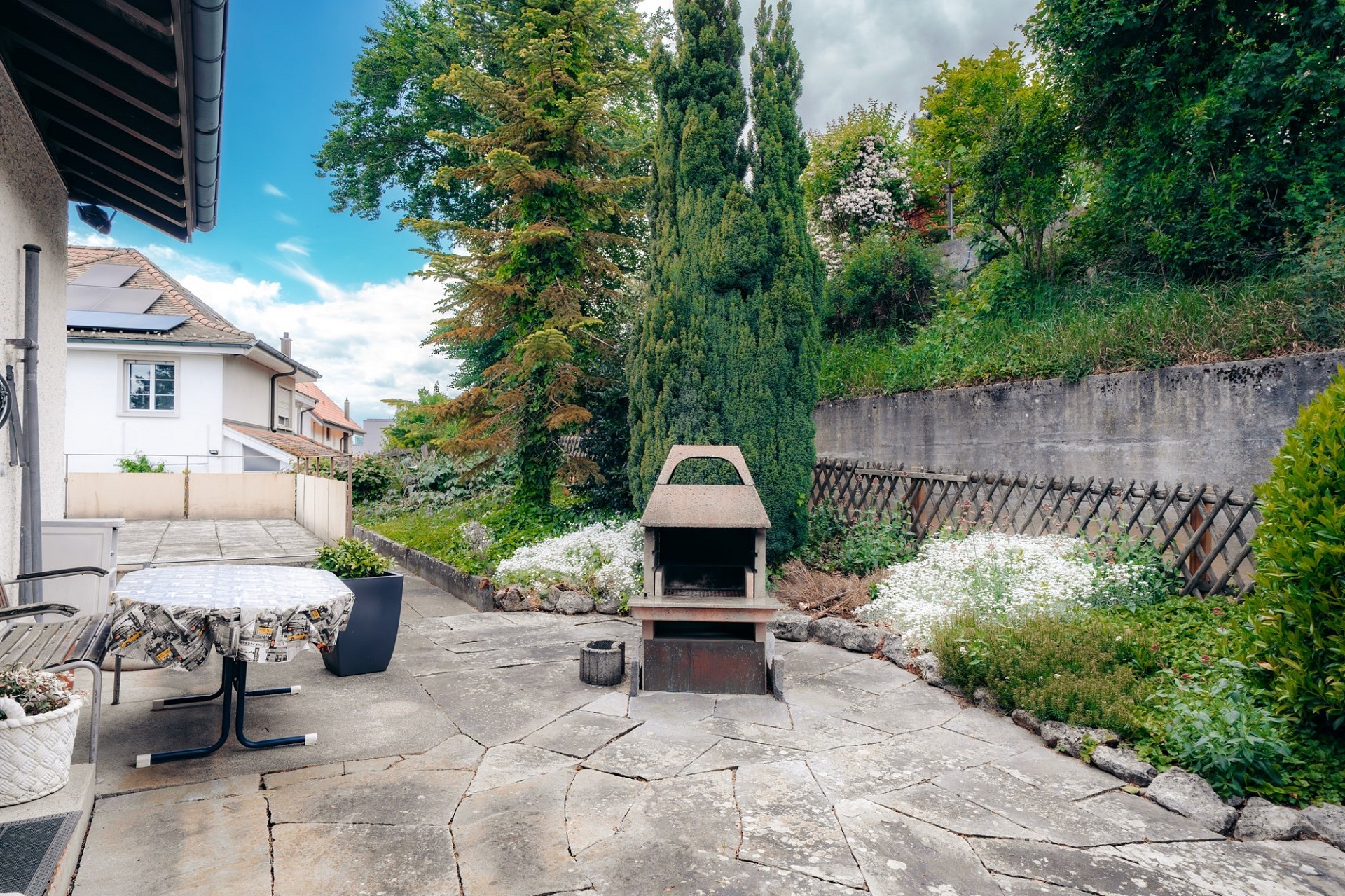 Garten mit Terrasse und Grill