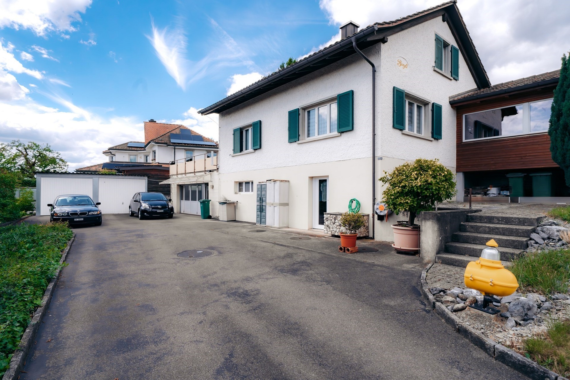 Wohnhaus mit Zufahrt und Garage