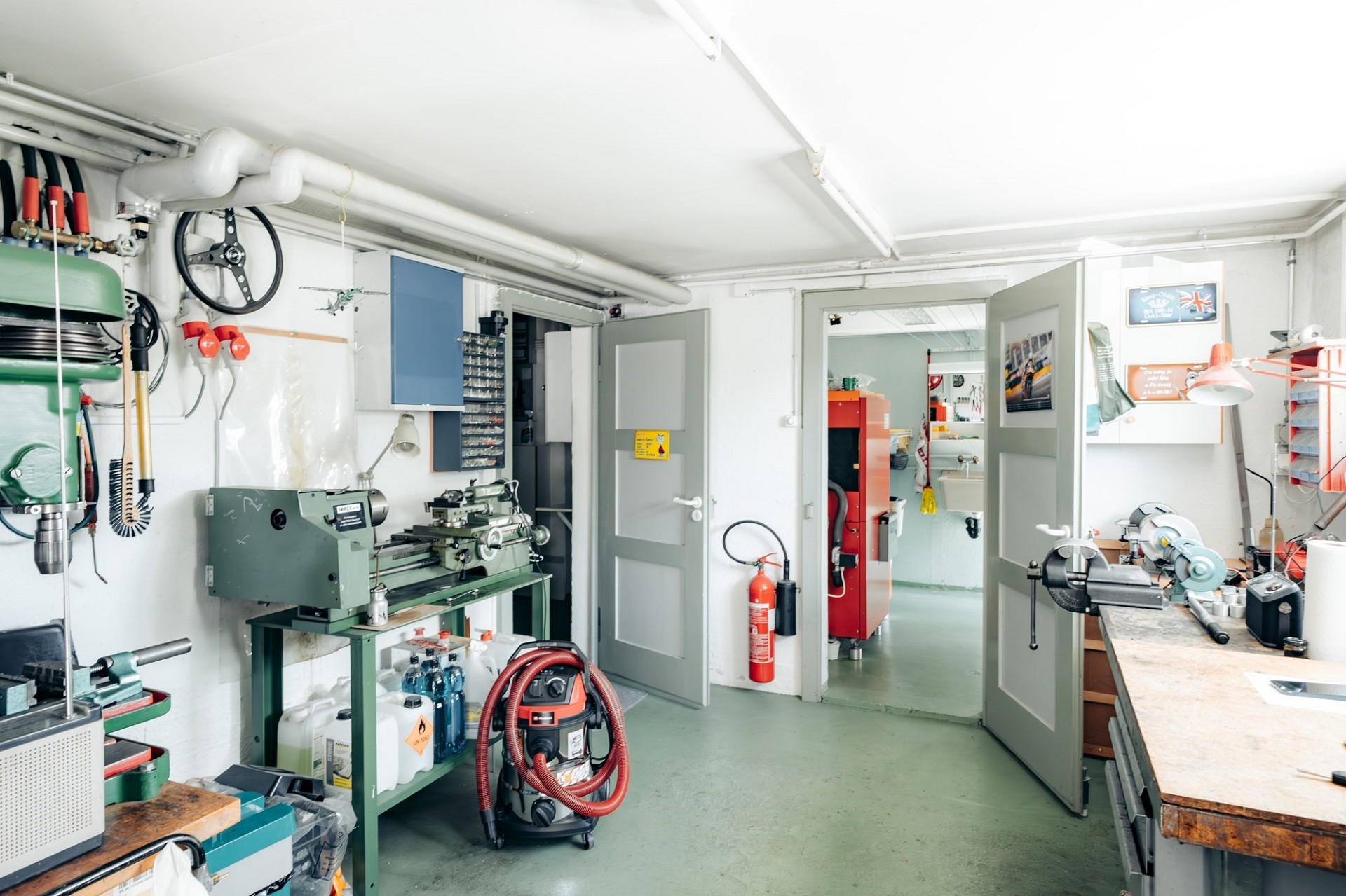 Werkstatt- bzw. Kellerraum mit Maschinen und Werkzeugen