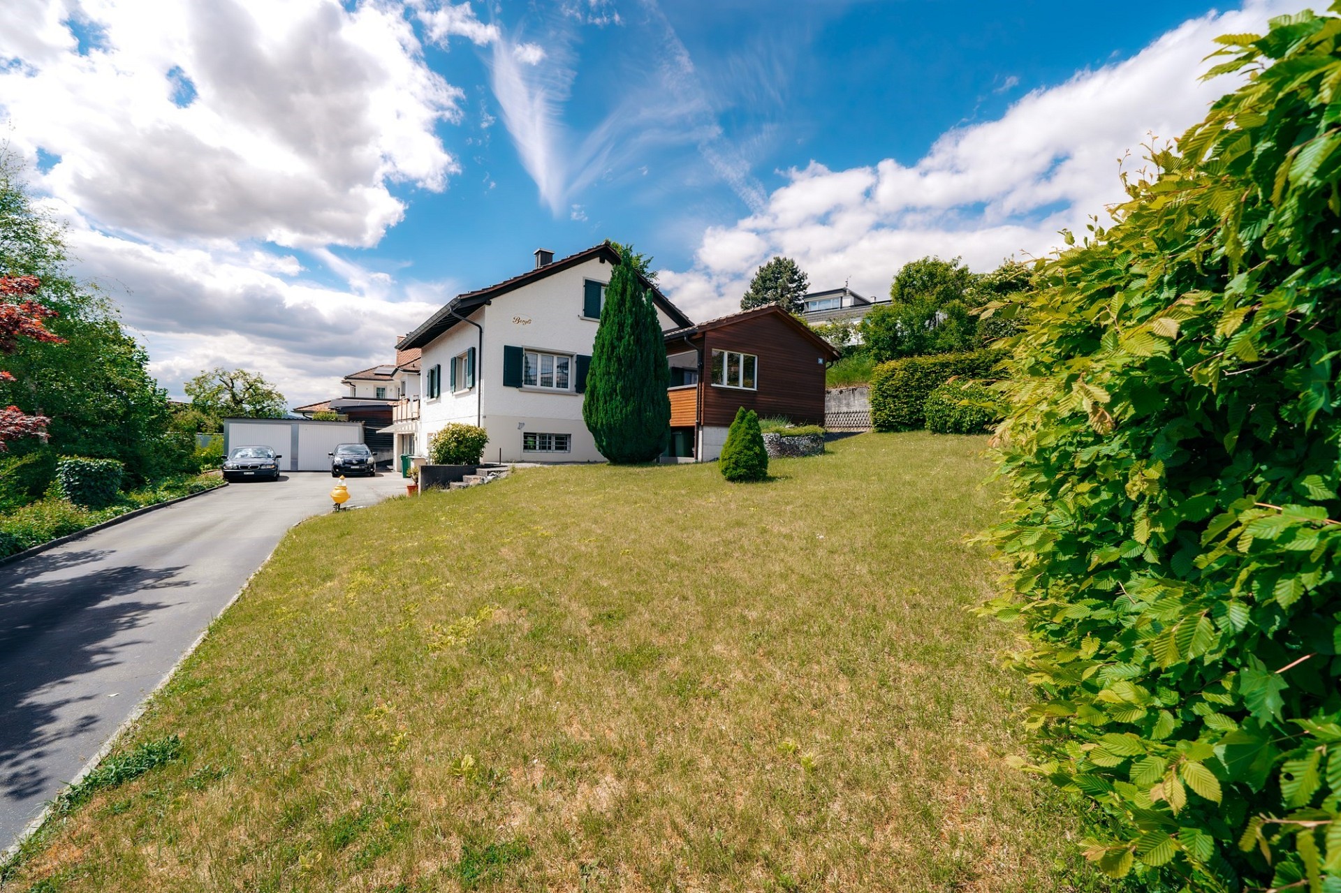 Außenansicht eines Wohnhauses mit Garten