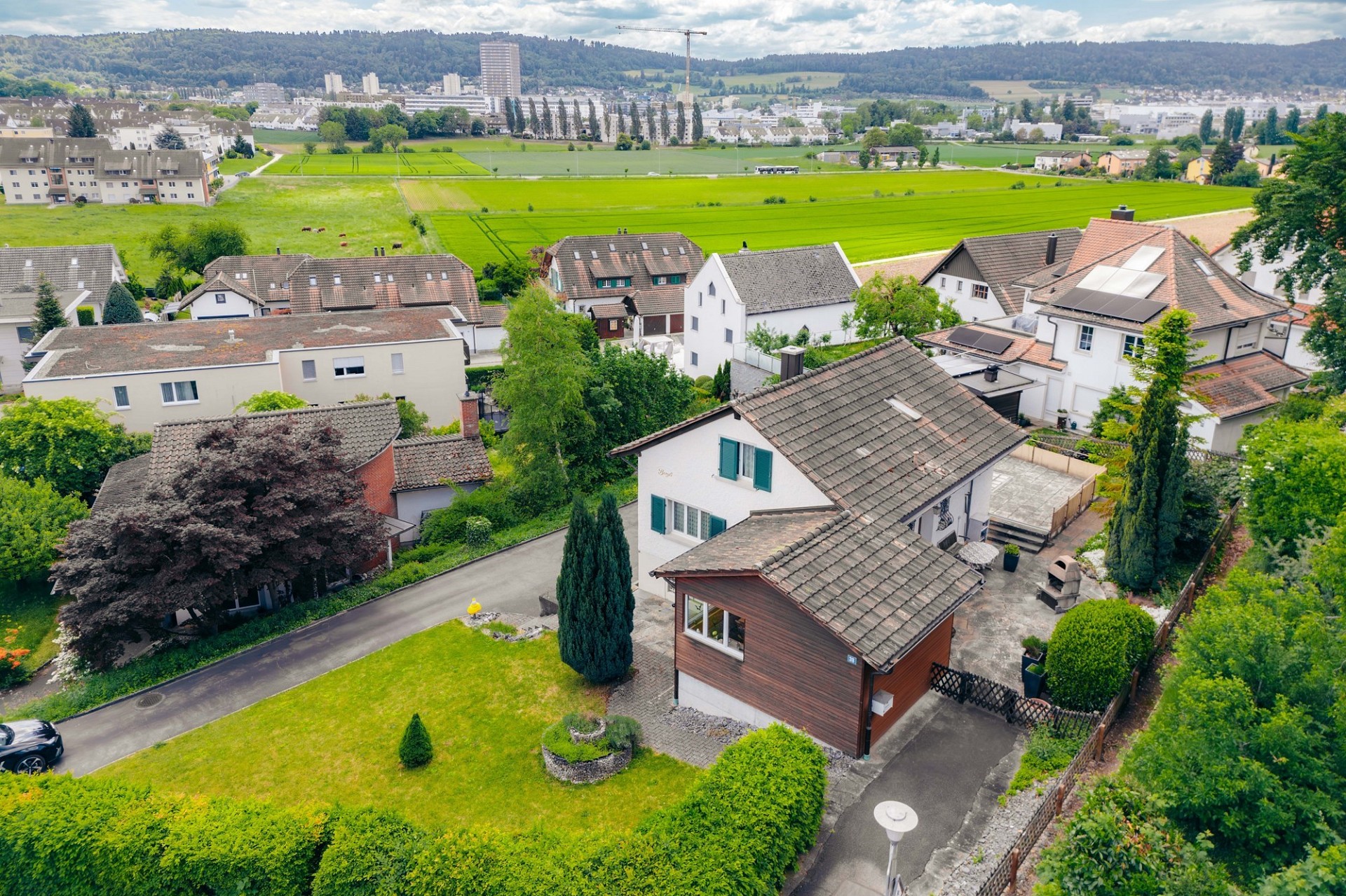 Luftaufnahme eines Wohngebiets mit Einfamilienhäusern und Grünflächen