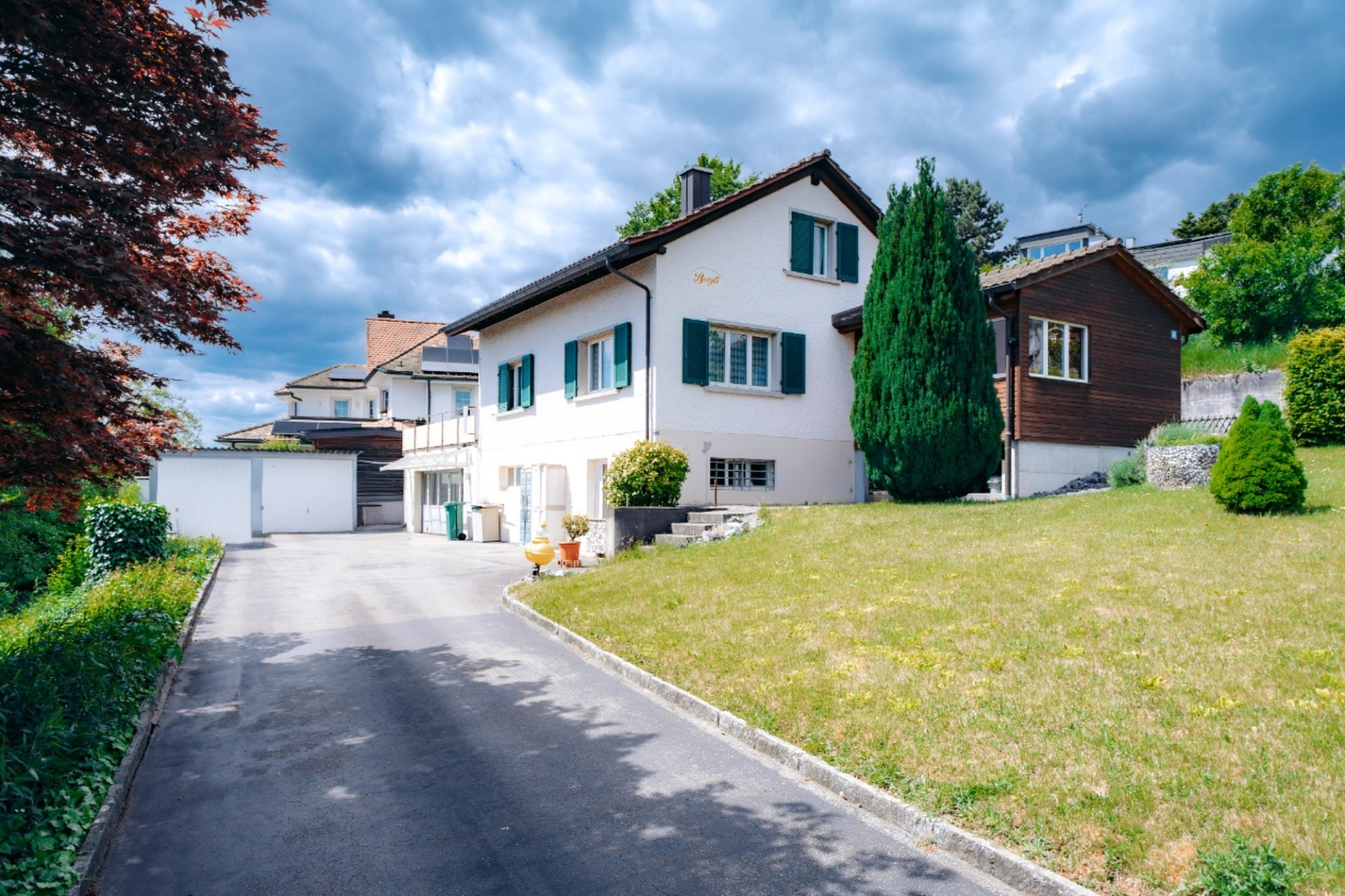 Wohnhaus mit Garten und Zufahrt