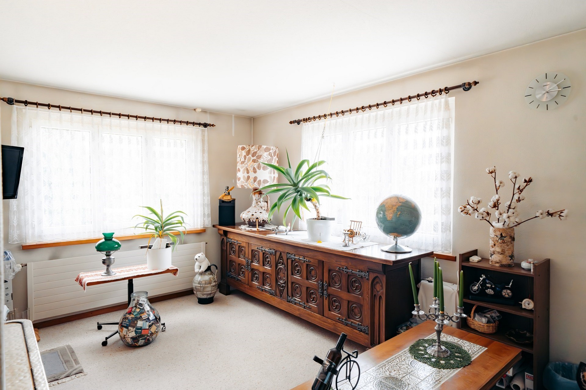 Helles Wohnzimmer mit vielen Dekorationen