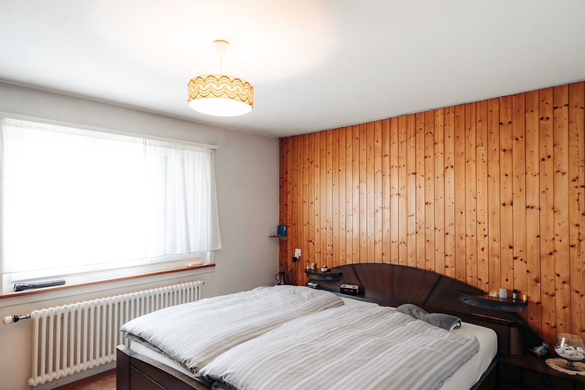 Schlafzimmer mit Holzpaneelwand