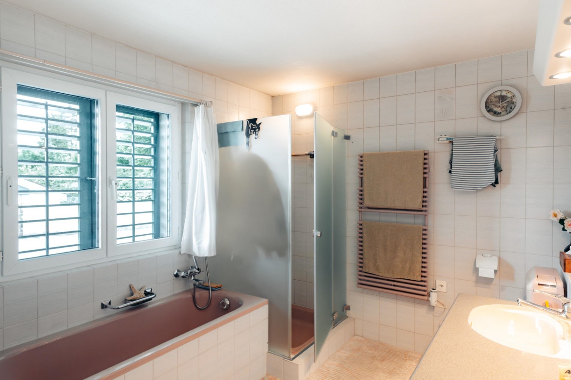 Badezimmer mit Badewanne und Duschabtrennung