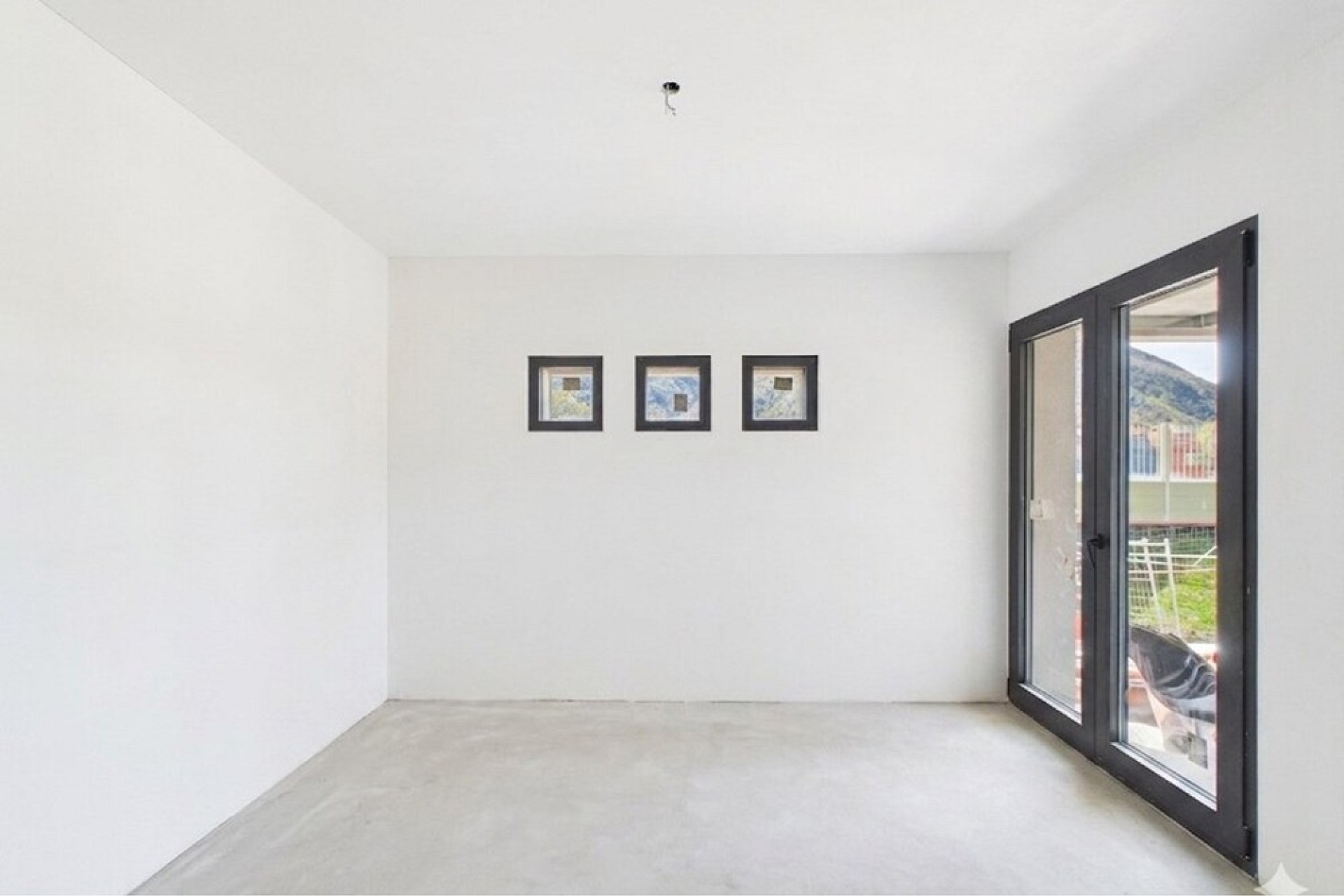 Leerer, heller Raum mit großer Glasfront