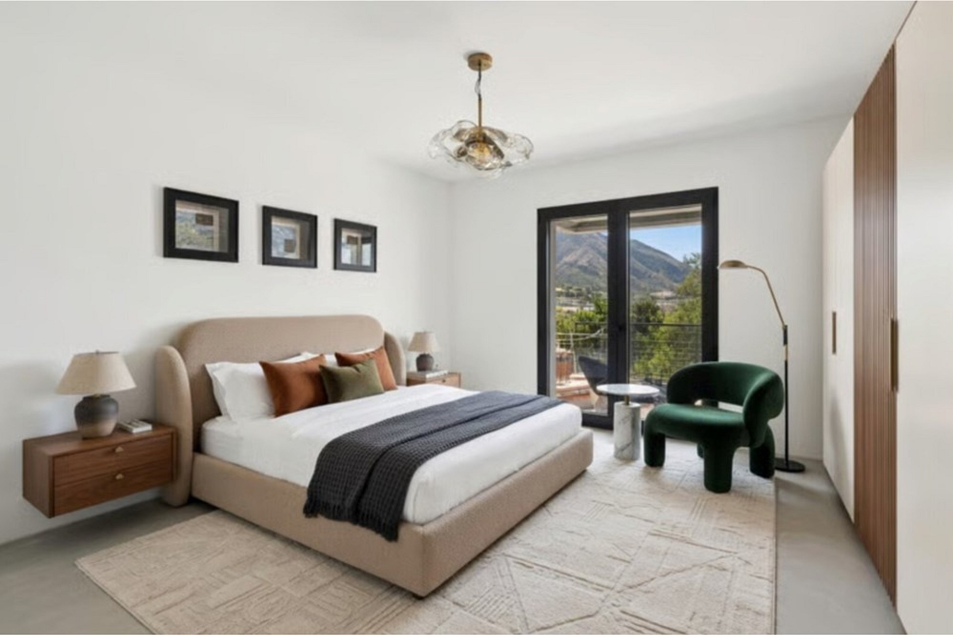 Modernes Schlafzimmer mit Bergblick