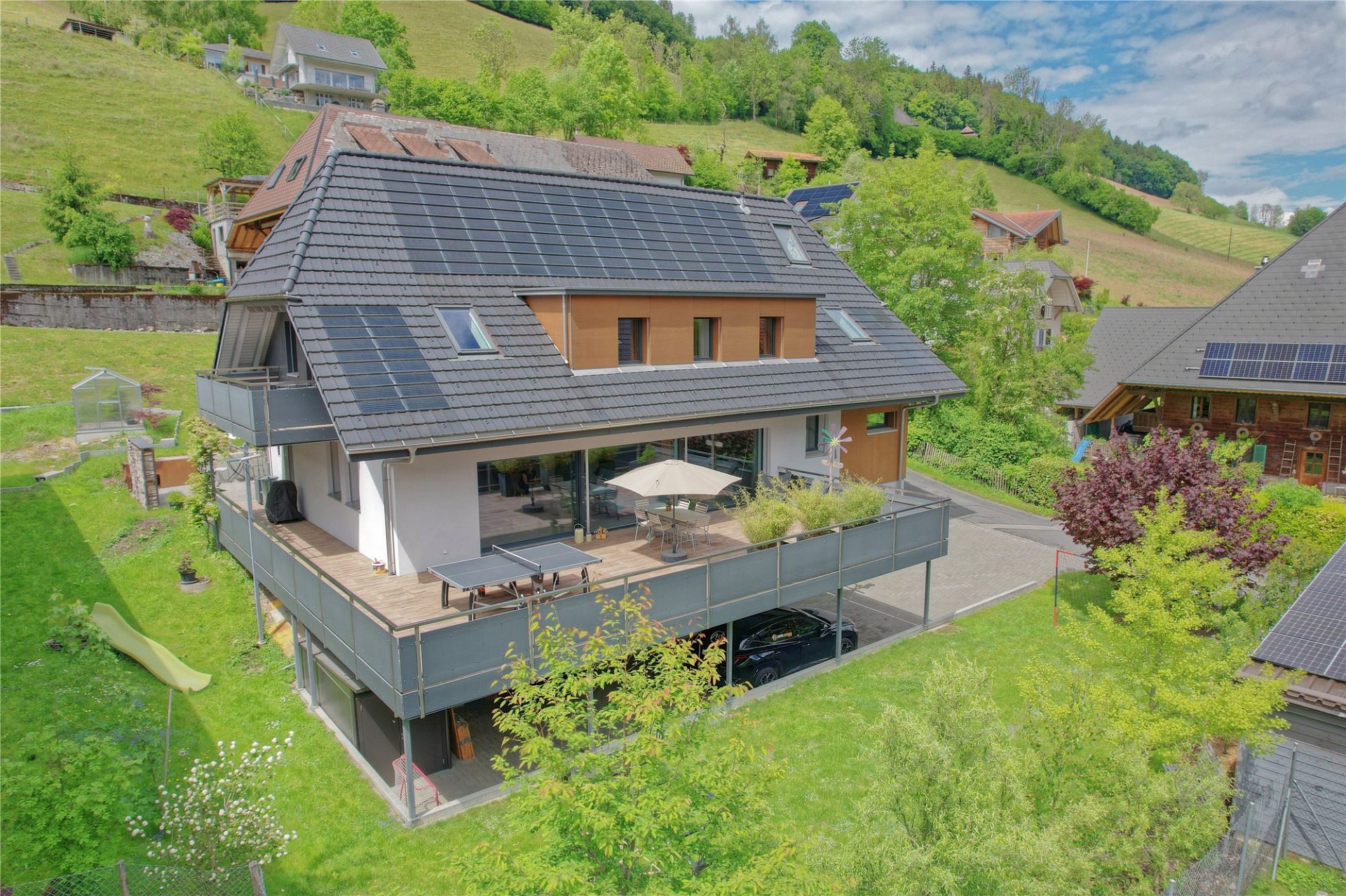 Modernes Haus mit Solardach und großem Balkon