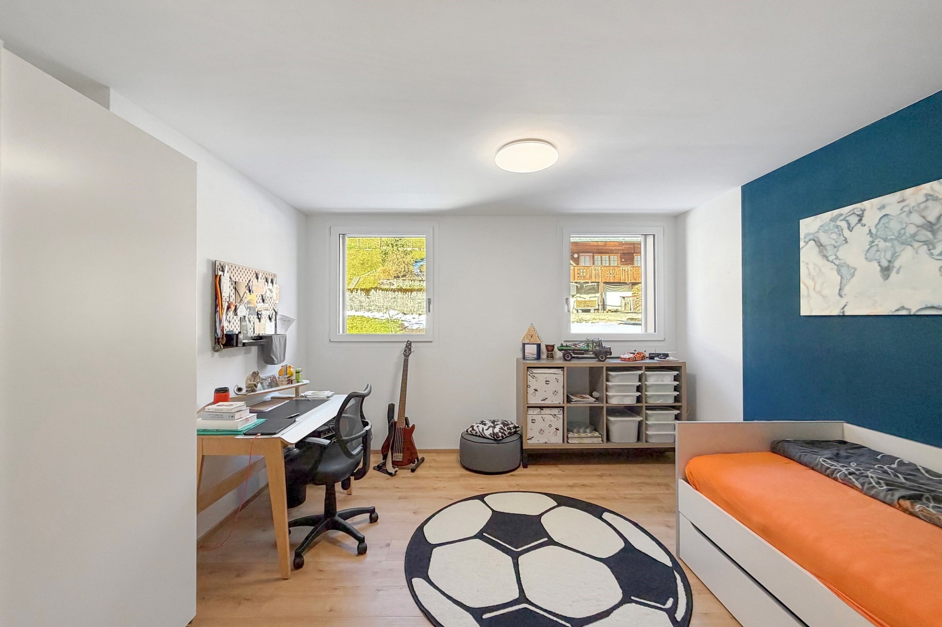 Kinderzimmer mit Arbeitsplatz und Einzelbett