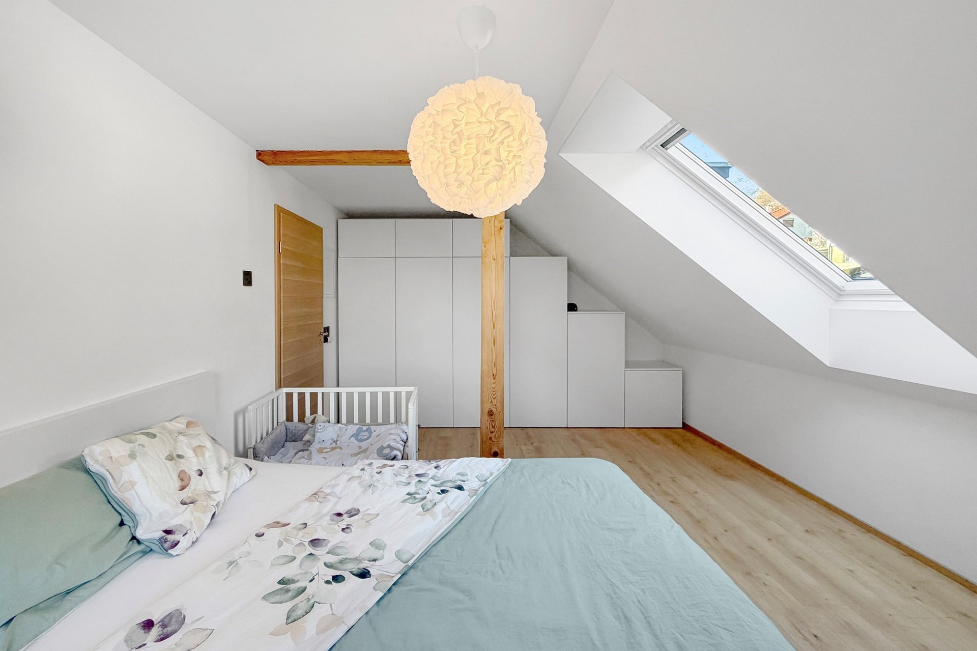Dachgeschoss-Schlafzimmer mit Tageslicht