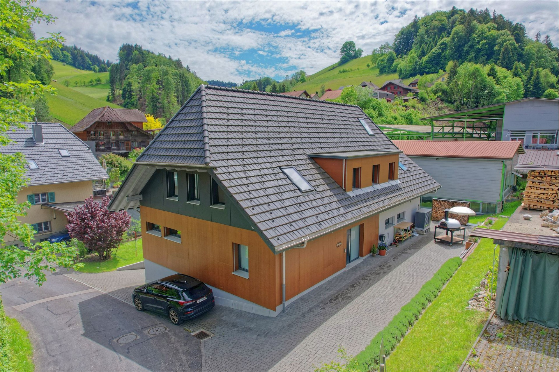 Berghaus mit großem Satteldach und Garten