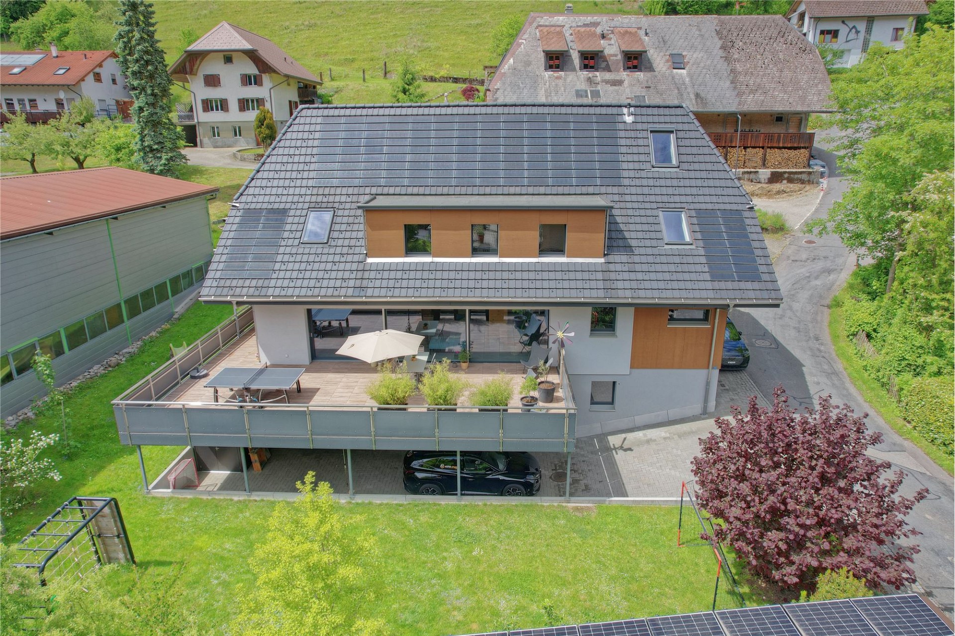 Modernes Haus mit großer Dachterrasse und Solaranlage