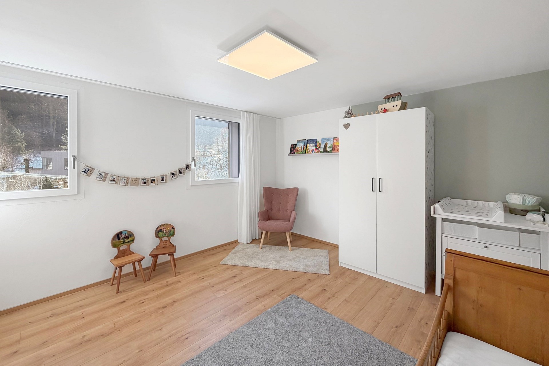 Helles Kinderzimmer mit Holzfußboden
