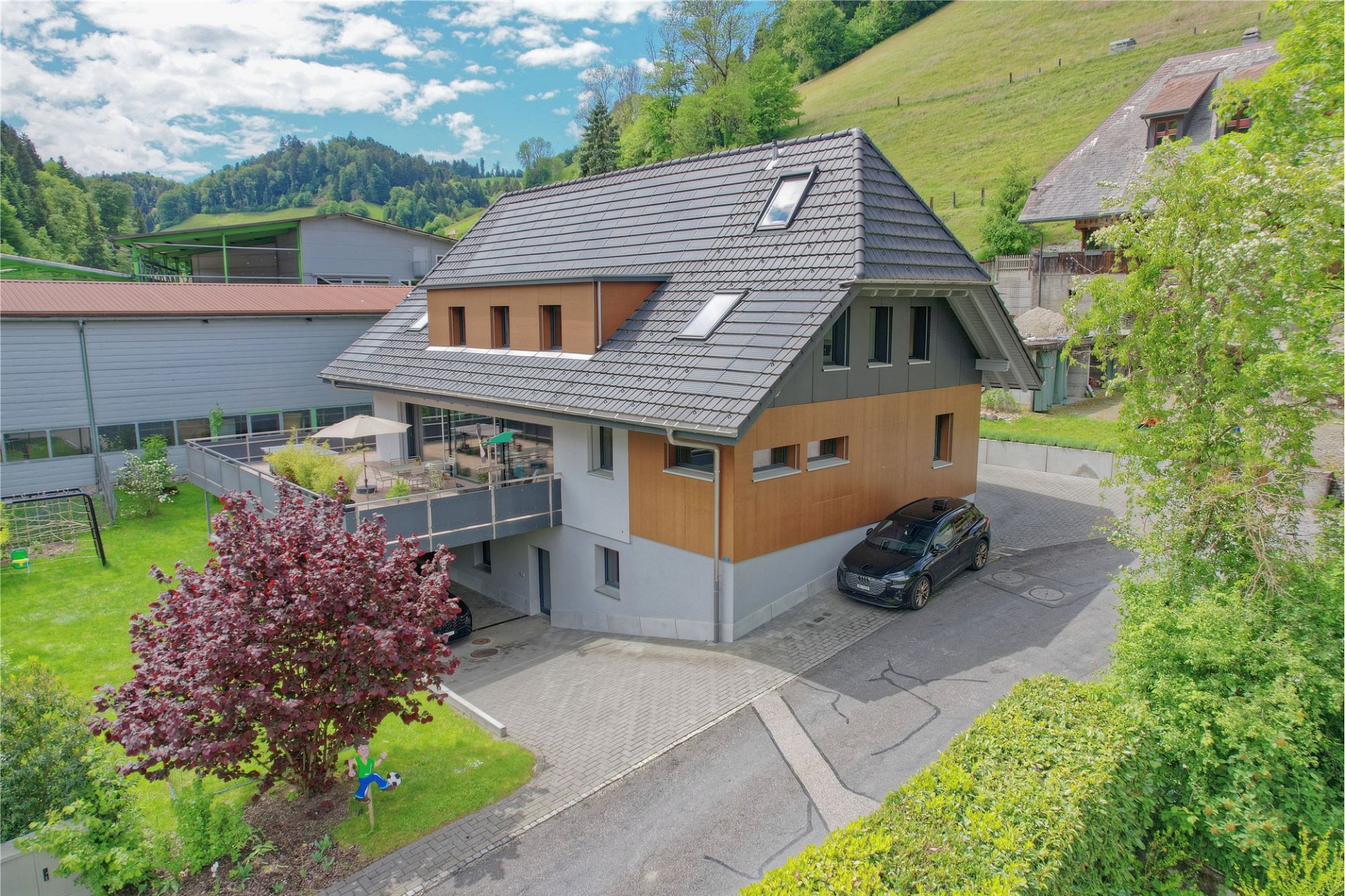 Außenansicht eines modernen Wohnhauses im Grünen