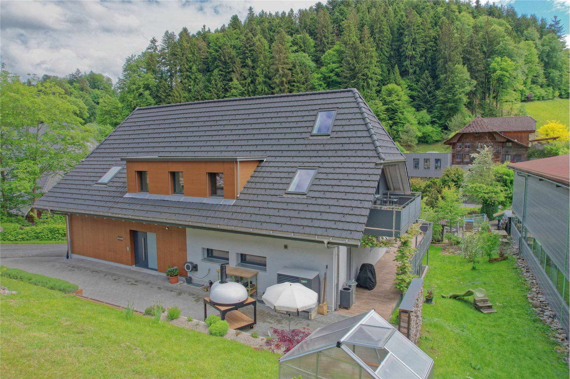 Moderne Hausansicht im Grünen