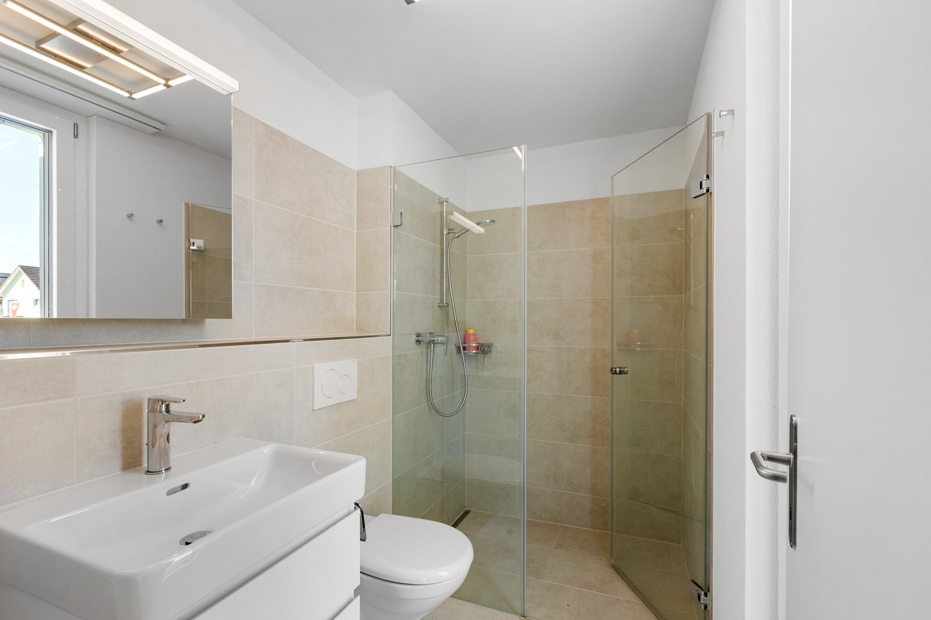 Modernes Badezimmer mit Dusche und Waschtisch