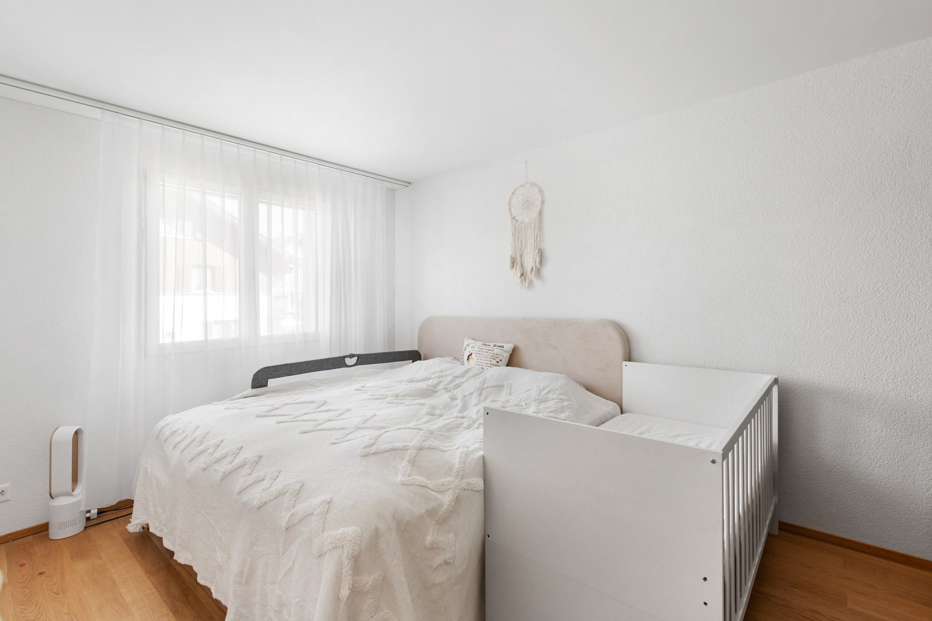 Helles Schlafzimmer mit Kinderbett