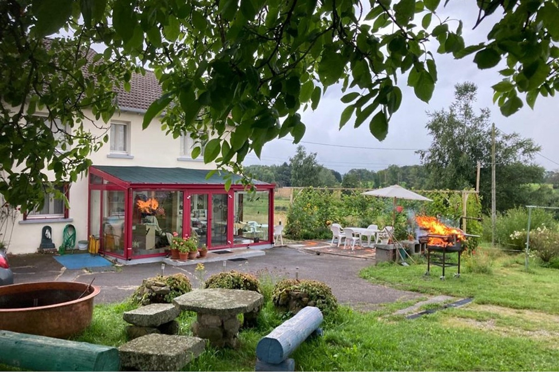 Ländlicher Außenbereich mit Wohnhaus, Wintergarten und Garten