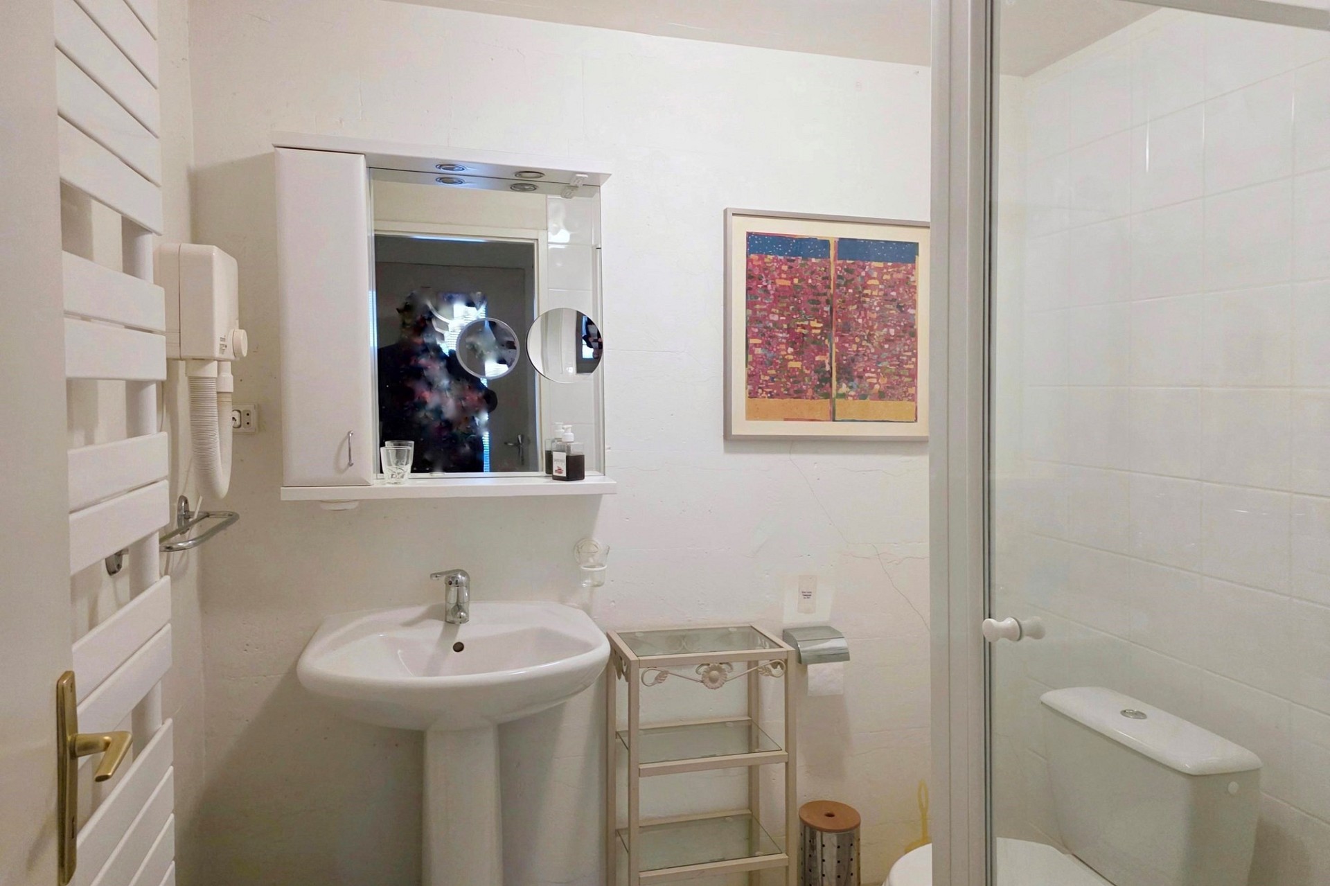 Helles, kleines Badezimmer mit Dusche und Waschbecken