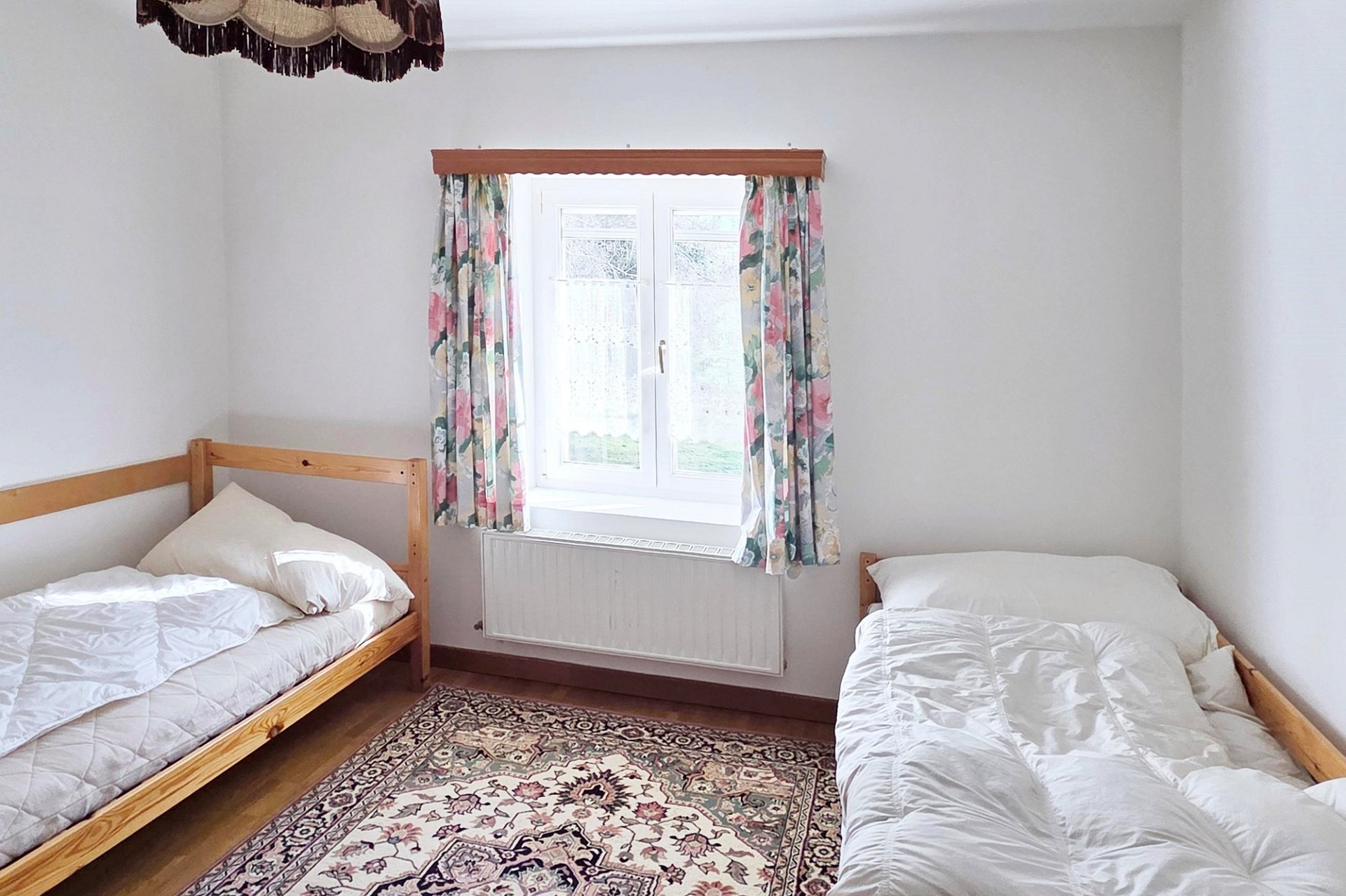 Schlichtes Schlafzimmer mit zwei Einzelbetten