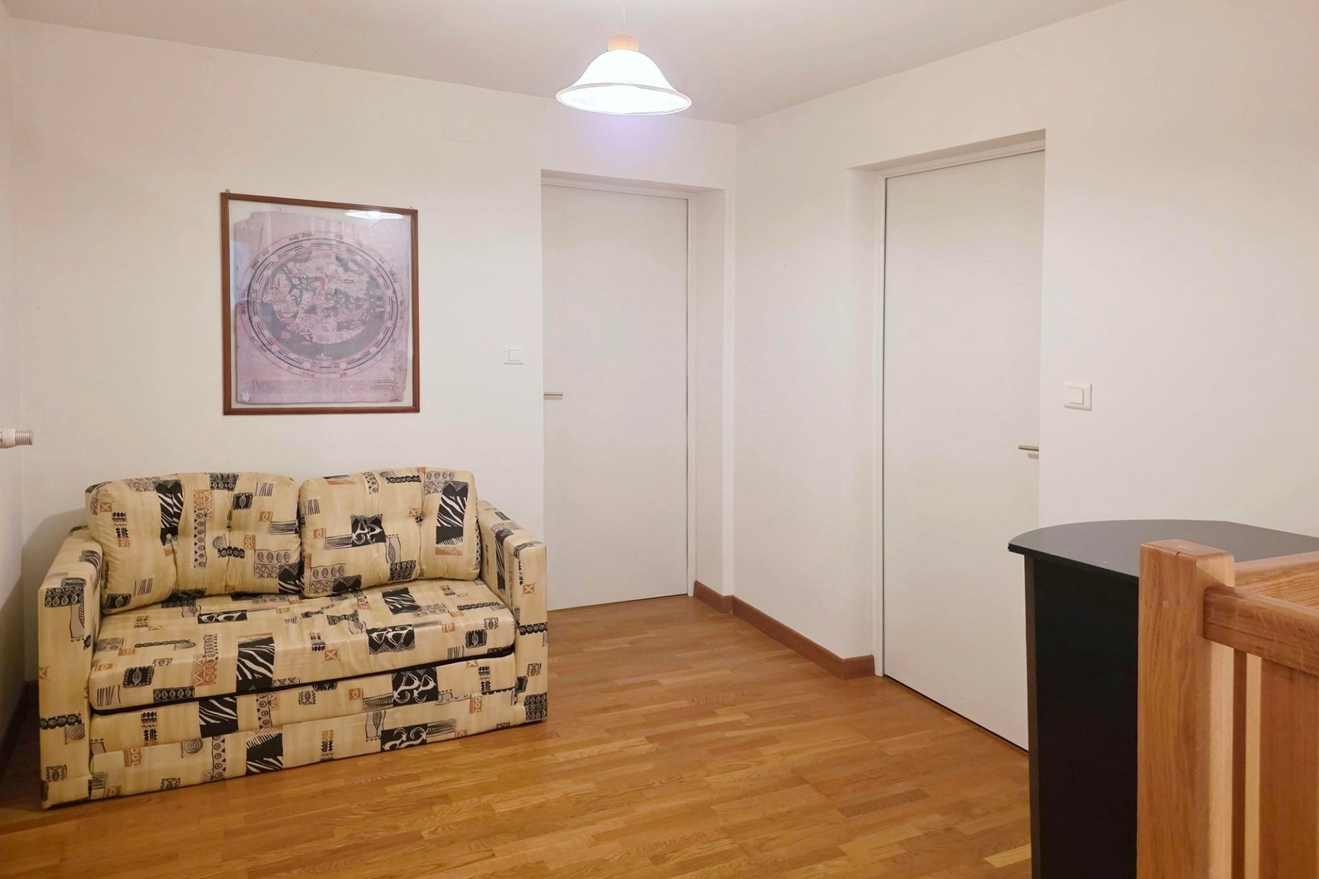 Helles kleines Wohn- oder Gästezimmer