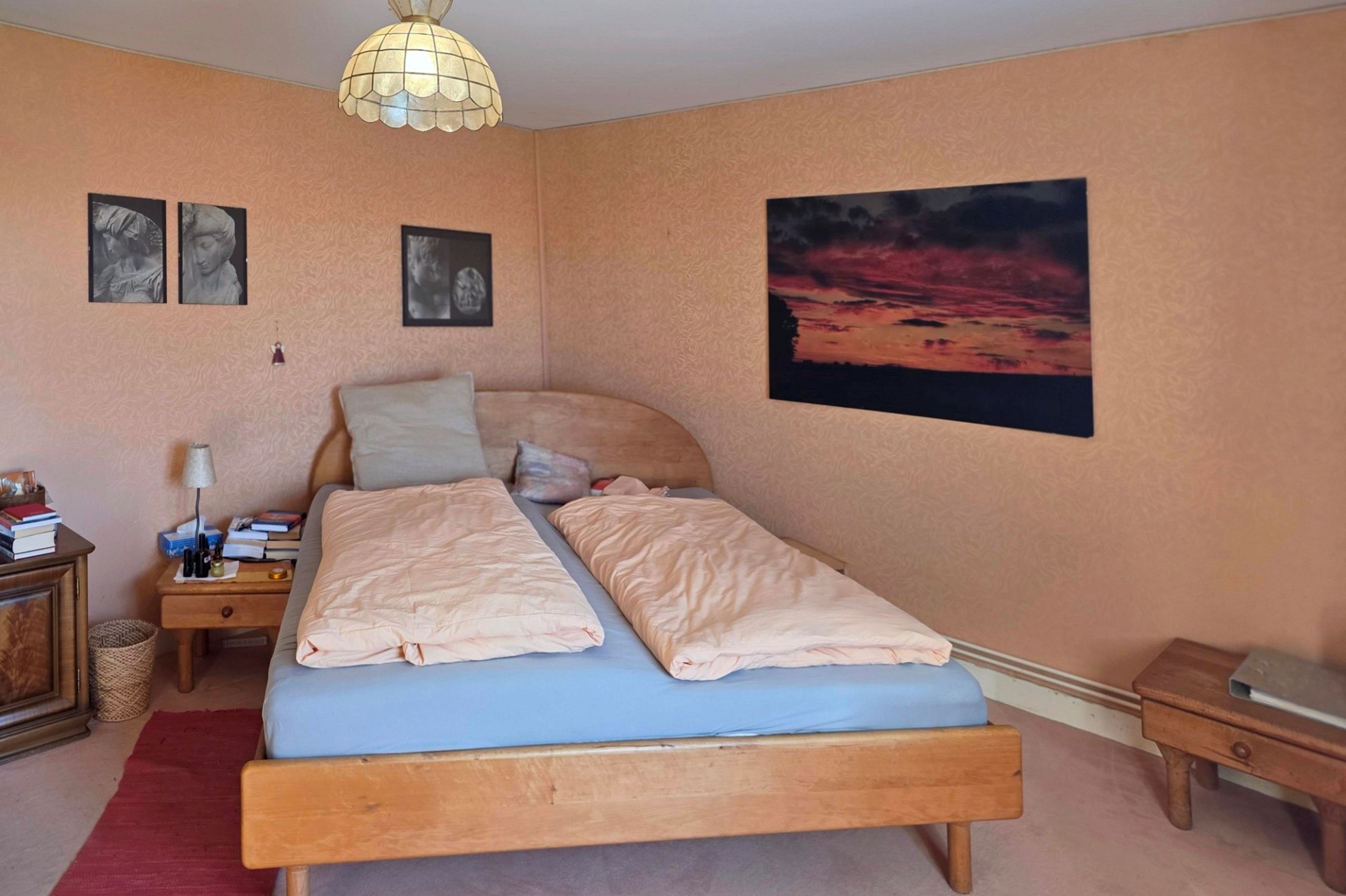 Gemütliches Schlafzimmer mit Doppelbett und Retro-Details
