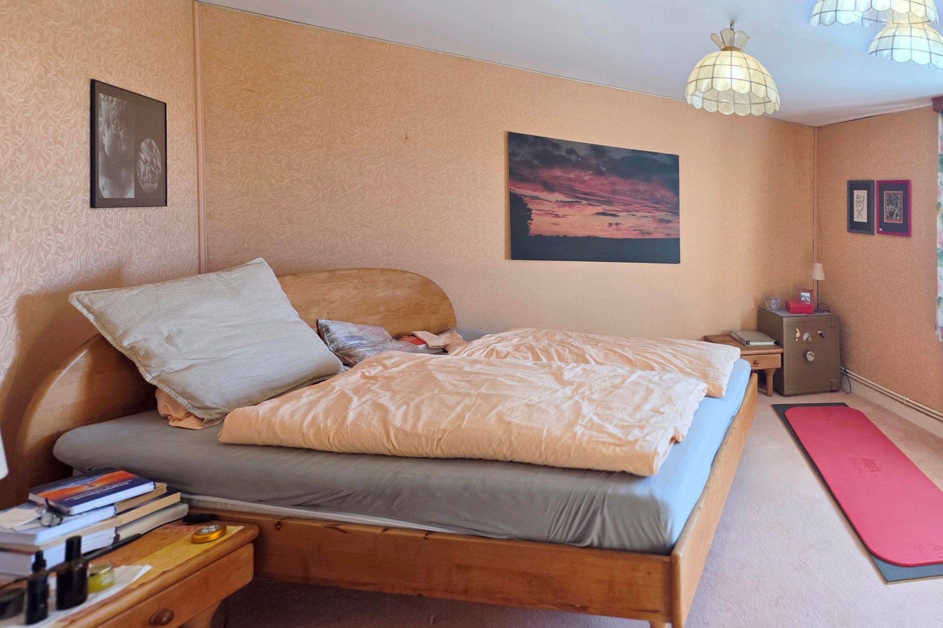 Schlafzimmer mit Retro-Möblierung