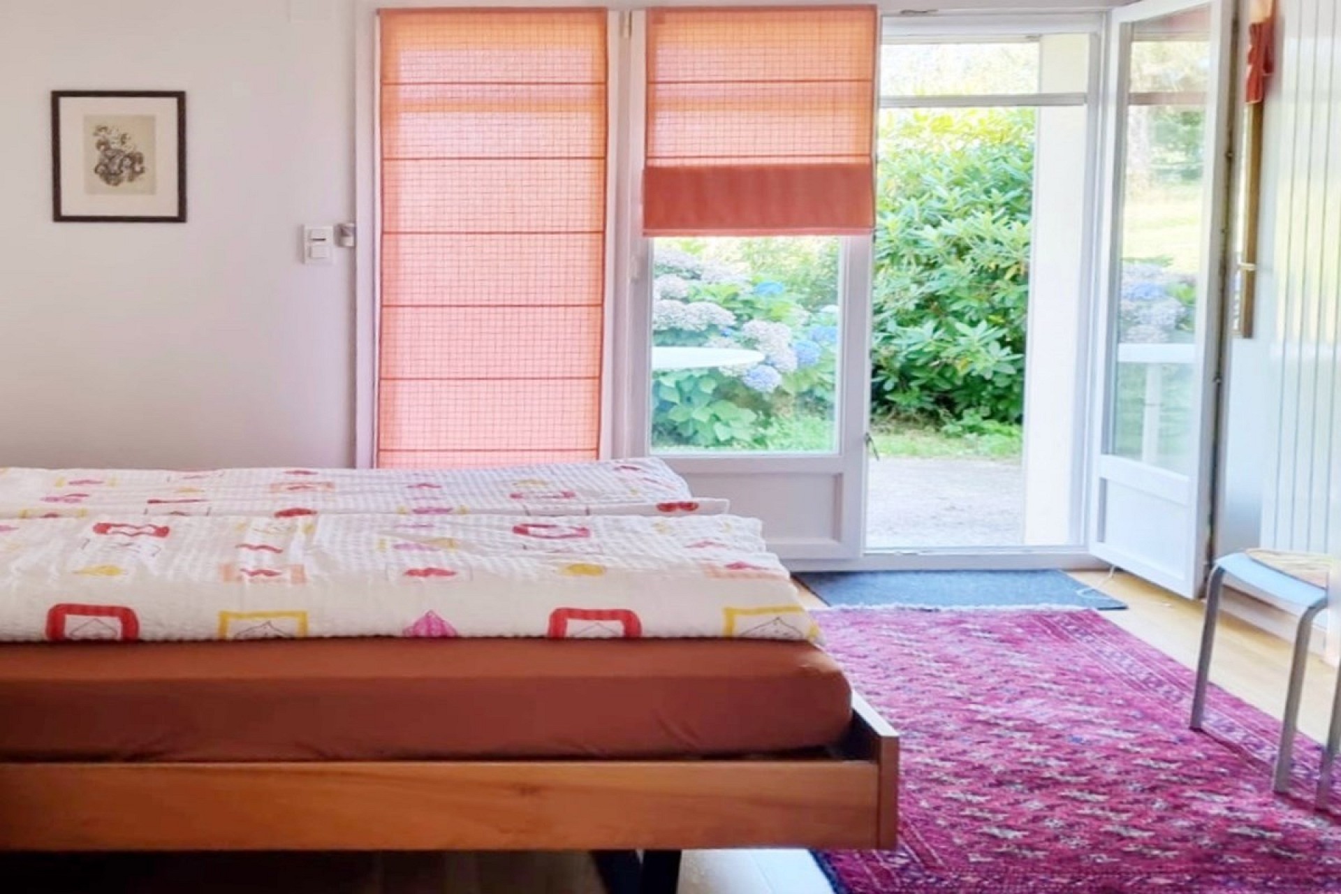 Helles Schlafzimmer mit Gartenzugang