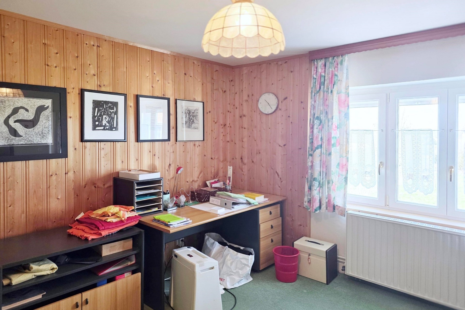 Arbeitszimmer mit Holzvertäfelung