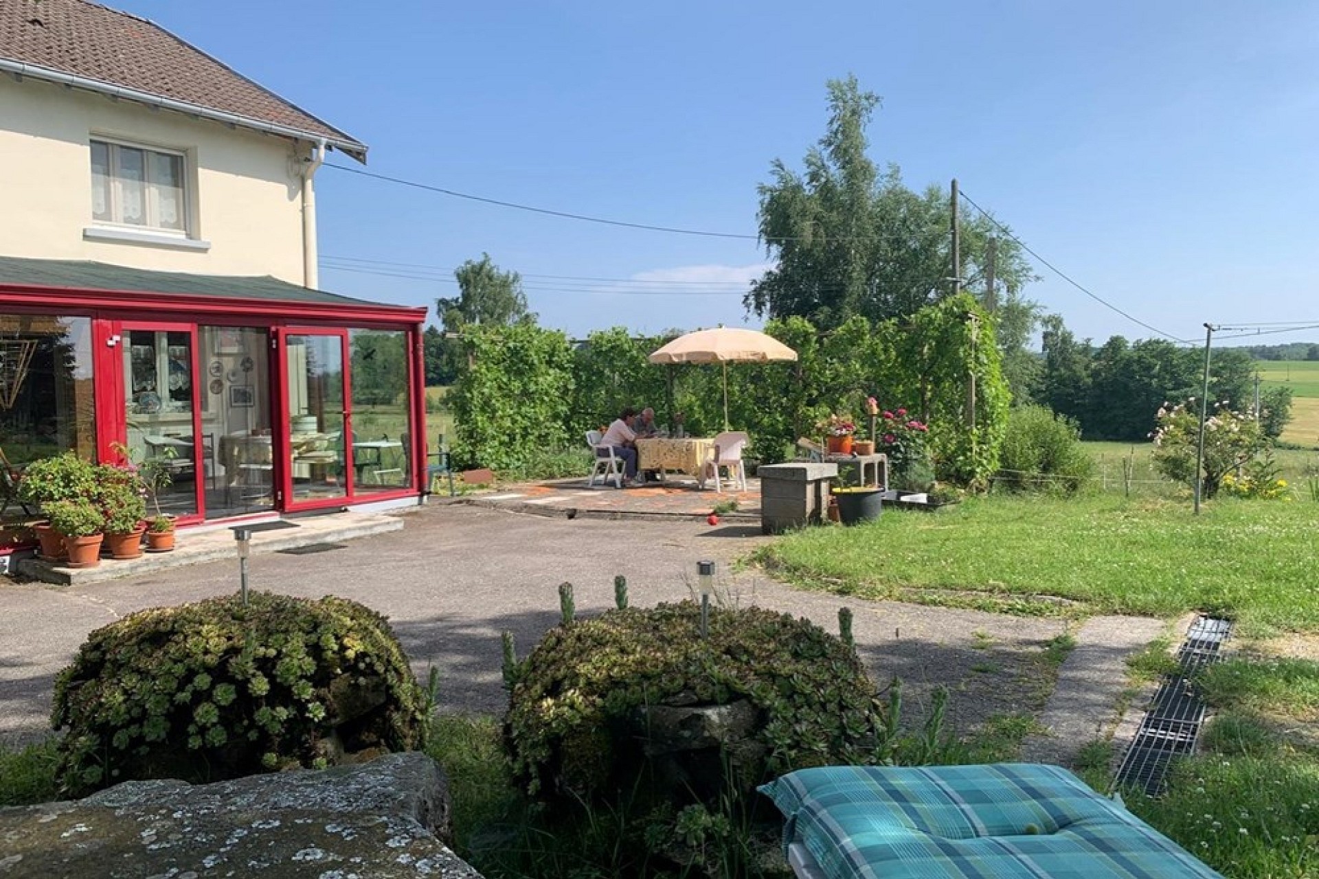 Ländliche Terrasse mit Haus und Garten